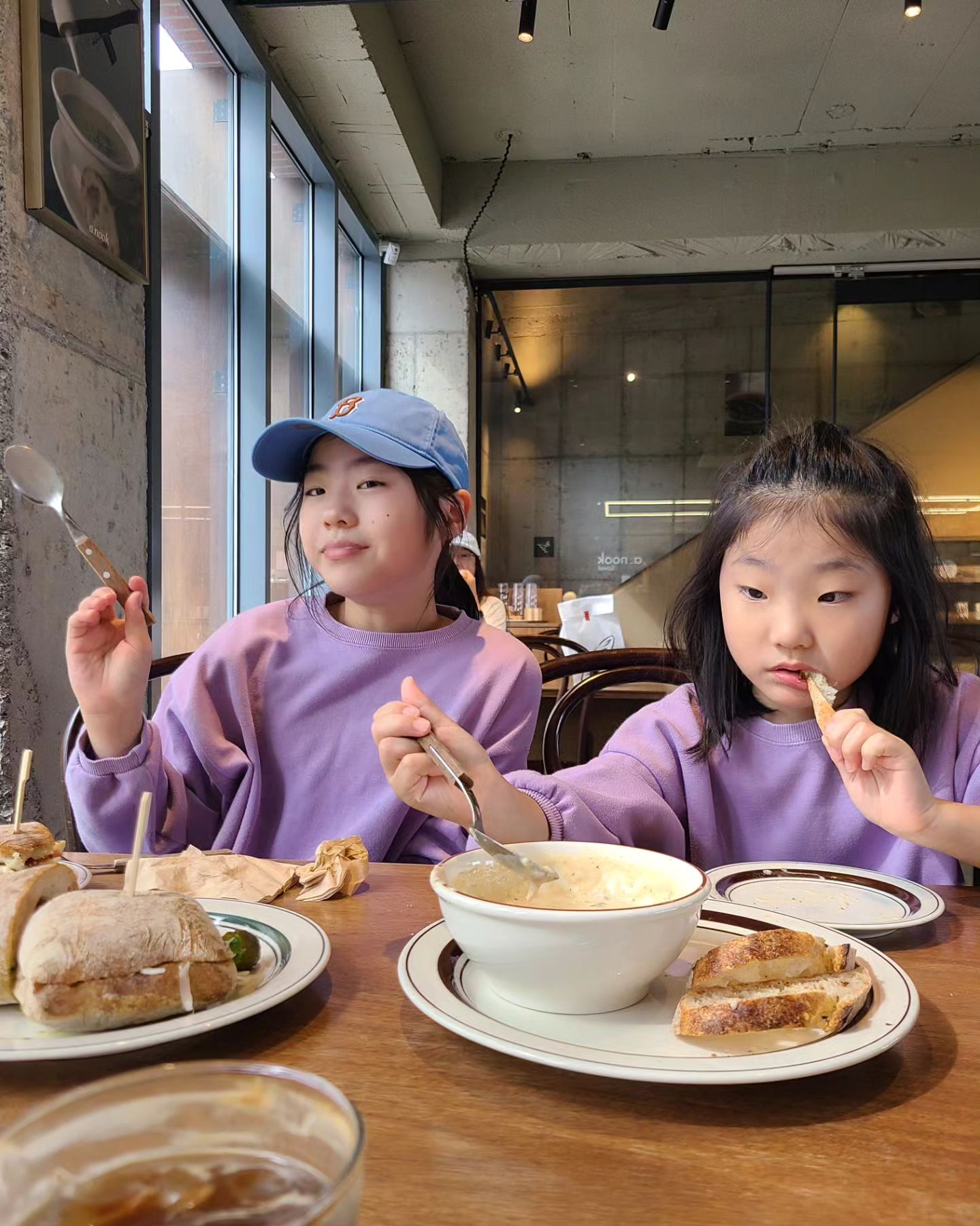 아빠 샤브샤브 준비하는동안
아침산책 다녀오자 나가선
👭샌드위치먹자는 애
👭양송이수프먹자는 애
양송이수프와 빵이 자기 맘을 토닥토닥해준다고
🙃🙃🙃 혼자 다 먹었...

애들 커가는 모습 지켜보는 건
넘나 설레고 재미있어

언제 더웠냐며
선선해진 공기 이제 춥기까지
가을 가지마 🍂