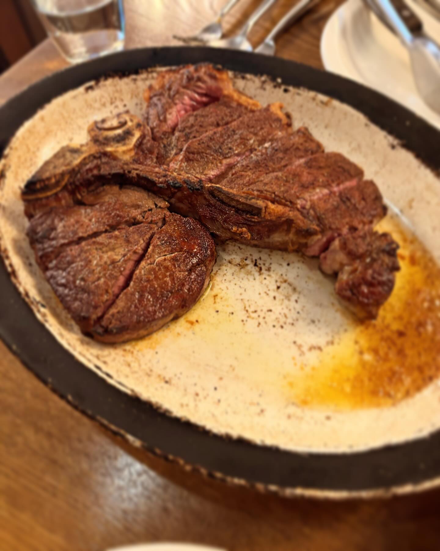 #내돈내산

반포 서래마을 밴건디 스테이크하우스 

주소 : 서울 서초구 사평대로22길 5 1층 밴건디 스테이크하우스
11:30-22:00
15:00-17:30 브레이크타임
캐치테이블 예약
✔️Porterhouse B set(2인) 270,000원

맛있다. 스테이크 스러운 스테이크를 파는 곳. 안심이 퍽퍽하지 않고 정말 부드럽다. (볼트보다 맛있었다.) 스타터로 밴건디식 그라브락스 연어와 비스크 감배리 파스타를 먹었는데 쏘쏘였다. 주변 테이블에서는 통베이컨 스타터와 스튜식 파스타를 많이 먹었다. 하지만 스테이크가 다 한 집. 크리스마스에 방문하였는데, 홀 분위기는 굉장히 따뜻한 연말 분위기이다. 테이블은 15개정도로 딱 적당한 규모. 
TMI: 홀 서버분 중에 굉장히 ”밴건디“ 처럼 생긴 분이 있었는데, 차마 혹시 밴건디시냐고 묻진 못했다. 

rate: 4/5

#믿먹소 #맛집 #소슐랭_서래마을 #소슐랭_반포 #광고문의 #협찬디엠 #인스타그램광고 #서래마을맛집 #반포맛집 #서래마을스테이크 #밴건디스테이크하우스 #반포스테이크 #서래마을밴건디하우스