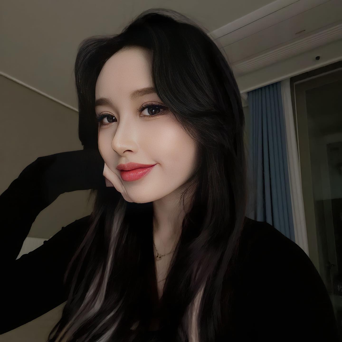 #협찬 

사진찍기 좋아하는 저한테 찰떡인 어플 찾았어요 🤍
“ 뷰티캠 ” 이라는 플랫폼에서 인생샷 건지는중 입니다 !
날추워져서 흑발하고싶지만 염색하지못해서 어플의 힘을 빌려봤어요 👏🏻
뷰티캠에서 보정 + 염색기능 + 화질개선 사용해봤어요
타플랫폼보다 자연스러운 효과가 너무좋았던것같아요 :)
또 요즘유행하는 AI프로필사진도 만들수있으며 
사진 표정변경도 가능하더라구요 !!!

여러 사진어플 써봤지만 깨진화질 복구할수있고 야간에 사진찍어도
화질걱정없어서 요즘 최애어플로 잘 사용중이에요 🩷
내가 오늘 화장이좀 잘됫다 ! 셀카 찍고싶다 하시는분들
속는셈치고 한번 사용해보세용 😋 ( 7일 무료체험가능 !!!! )
너무좋아서 정액권 끊을수더 . . . .

#협찬 #뷰티캠 #BeautyCam #셀카보정어플추천 #AI표정 #염색 #뿌염 #머리숱 #뷰티캠성형앱 #수능성형