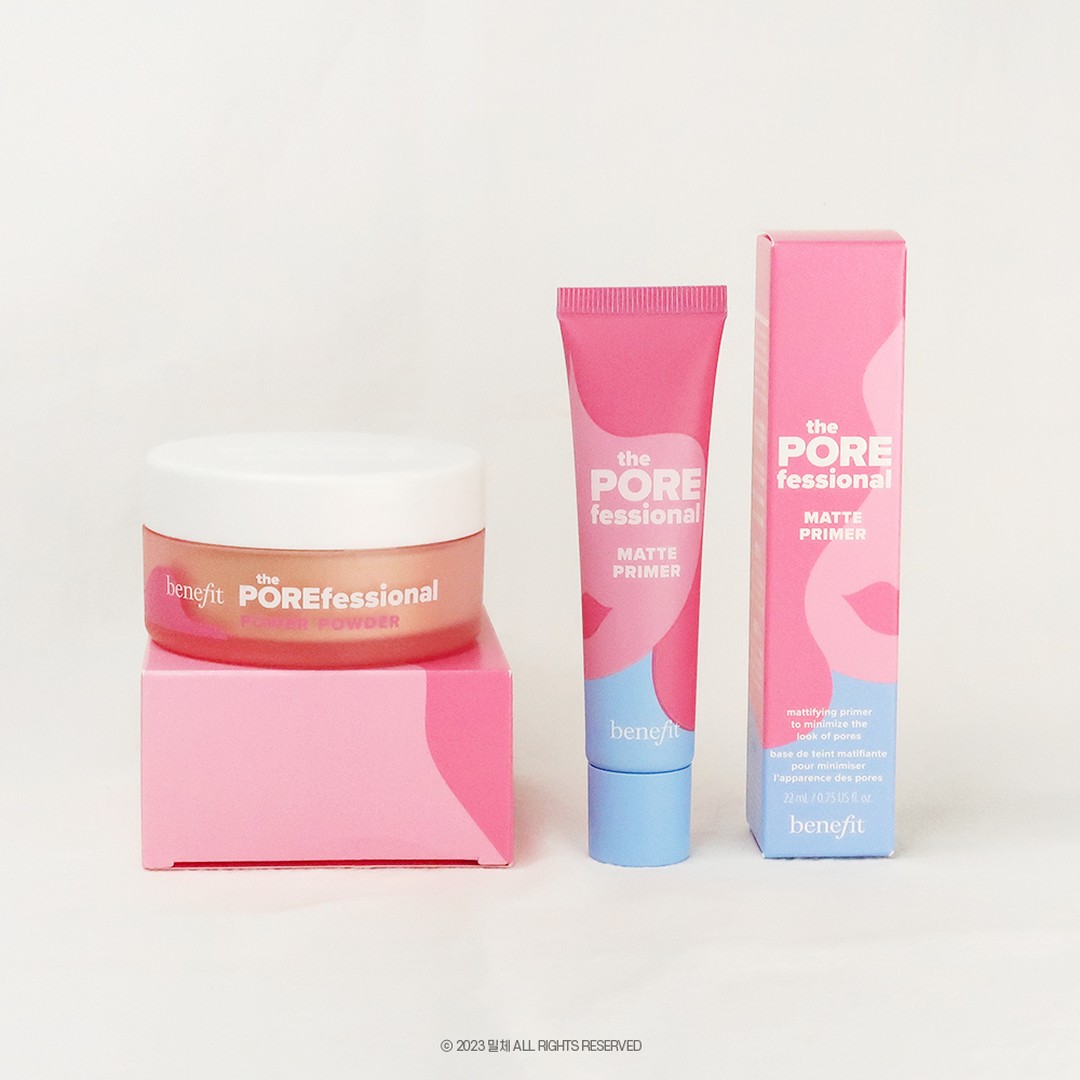 #광고 benefitcosmeticskorea

여름이라 화장이 녹아내리고
모공 요철 부각이 장난아니라
베이스할때 고민이 많았는데요

베네피트에서 출시한
신제품 더 포어페셔널 2종💙
만나보고 모공걱정없이 매끈보송한
베이스 메이크업하고 있어요

🔵더 포어페셔널 매트 프라이머
부드러운 로션 텍스처로
바를때는 부드럽고
마무리는 실키 피니쉬라
마음에 들었는데요

피지 컨트럴 기능이 있어서
저는 나비존&코 위주로
조금씩 발라주고 있어요

🔵더 포어페셔널 파워 파우더
저처럼 유분이 많은 피부가
선호할만한 포어블러링파우더!
모공,유분을 커버해주기 때문에
메이크업 마무리 단계에서
가볍게 톡톡 발라주기 좋아요.

컬러 또한 내추럴 베이지라
피부톤과 차분하게 잘 어울려져서
데일리로 쓰기 좋더라고요

베네피트 신제품 2가지 모두
매력적이라 여름메이크업에
잘어울린다는 생각이 들었는데요
논-코메도제닉이라 바르고나서도
피부가 편안해서 마음에 들었어요

✔️8/5 월요일 19시 진행되는
💙선론칭 기념 네이버 쇼핑 라이브💙
최대 40% 할인 및
라이브 당일(19시~24시까지)
한정 운영되는 베스트셀러
듀오 세트까지 만나보실수 있으니까
놓치지 마세요!

#베네피트 #POREfessional #베네피트포어페셔널 #베네피트프라이머 #베네피트파워파우더 #모공프라이머 #프라이머추천 #모공지우개 #모공파우더 #모공블러파우더