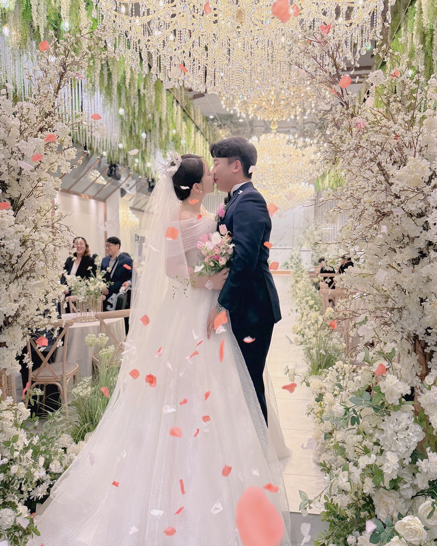 #결혼했어요 
2024.10.12 🤵곽일승 김경아👰‍♀️결혼했어요

저희에게 다신 없을 날을 위해 주말에 귀한 걸음 해주신 많은분들께 글자로만 표현하기도 부족할만큼 감사합니다.
여러모로 부족한 저희에게 아낌없는 축하와 기쁨나눠주신 만큼 잘 살겠습니다.🩷
🌷행복한 결혼생활로 보답하겠습니다 🌷
- 곽일승 김경아 올림 🫶

Venue: W국민연금 컨벤션홀 w_wedding_official 
Dress: 코코드브라이덜 cocode_bridal 
Hair&makeup :아뮤르 정은실장 ammur_w makeup_hair_eun