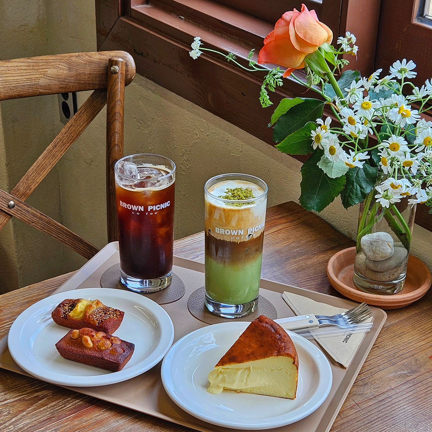 꾸우덕 바스크치즈케이크 너무 조아🧀💓
기장 #브라운피크닉 

기장 철마에 위치한 카페 브라운 피크닉!
도보로 방문은 어렵고 차량 방문 추천드려요🚗
오르막 올라가긴 힘들지만 주차장 넓고
실내&야외 좌석이 잘 구비되어 있어요👍

오리지널 바스크치즈케이크는 떠먹을 수 있을만큼
부들쫀득한데 맛이 굉장이 진하고 크림을 퍼먹는 듯한 
느낌이 들어서 놀랐어요❤️
달달한 음료보단 아메리카노랑 같이 먹음 좋을듯✨️

기대 안했던 휘낭시에가 빠짝하니 맛있어서
넘 행복했음..💞
요즘같은 꽃피는 날씨에 햇살 받으면서 힐링하기
딱 좋은 카페였어요🫶🏻

📍브라운 피크닉
부산 기장군 철마면 개좌로 763-25 브라운피크닉

⏰️영업시간
평일 10:30~20:00 , 주말 10:30~21:00
수요일 휴무
마감 30분 전 부터 라스트오더 

🅿️ 주차장 있어요
.
.
.
#기장카페 #철마카페 #카페투어 #빵순이 #부산카페투어