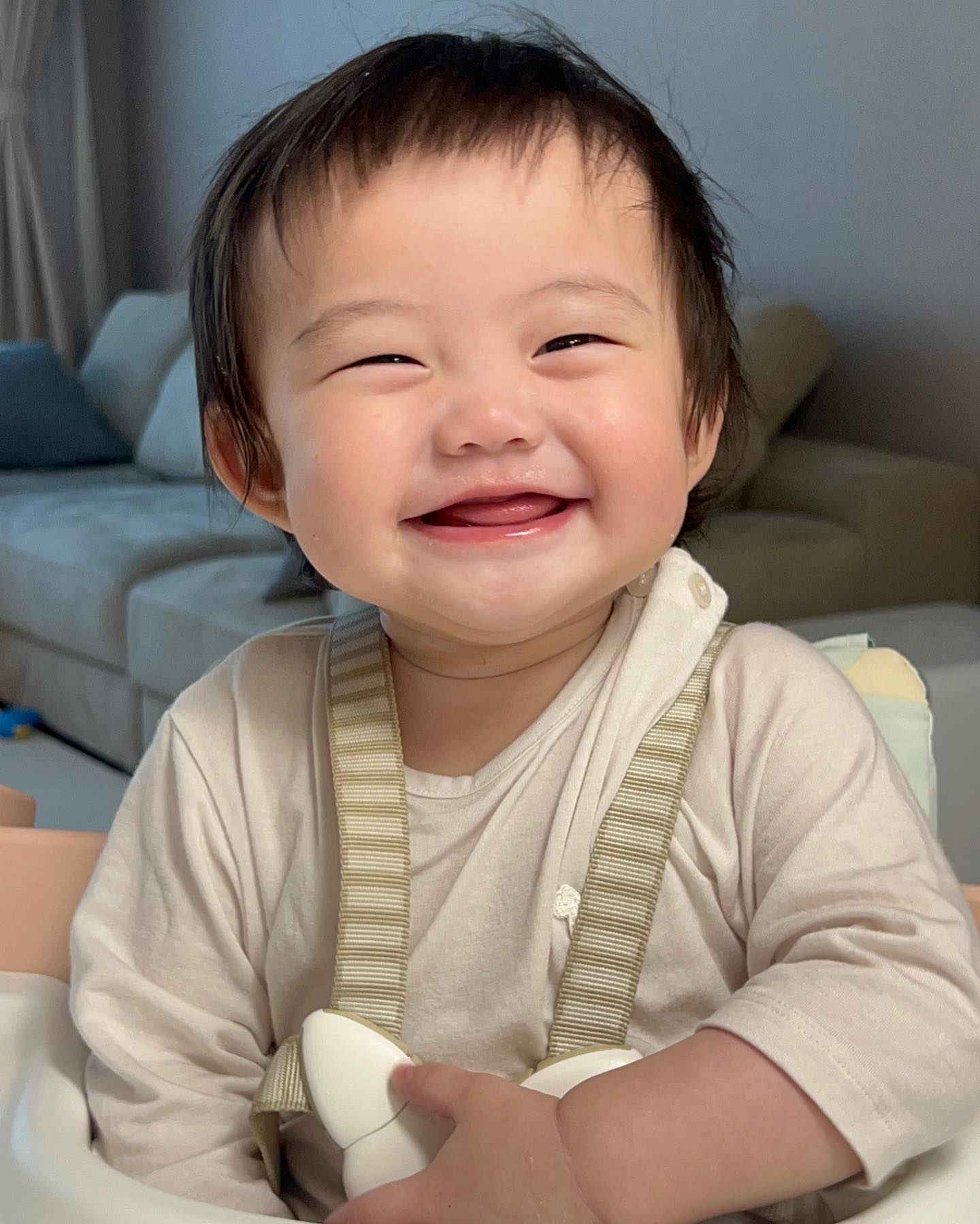 🧸지아네 근황🧸

지아네는 이사를 했어요!
아기와 함께 이사를 한다는 건 쉽지 않은 일이었어요 거기에 도배까지 하는 바람에 온 가족이 거실 생활을 했네요🥹

지아는 오늘 11개월이 되었고 3월달부터 다녔던 어린이집에 완벽 적응해서 이제 등원할 때 엄마도 안쳐다보고 얼집에 들어가요.. 뭔가 서운하지만 잘 적응해줘서 고마워🤍