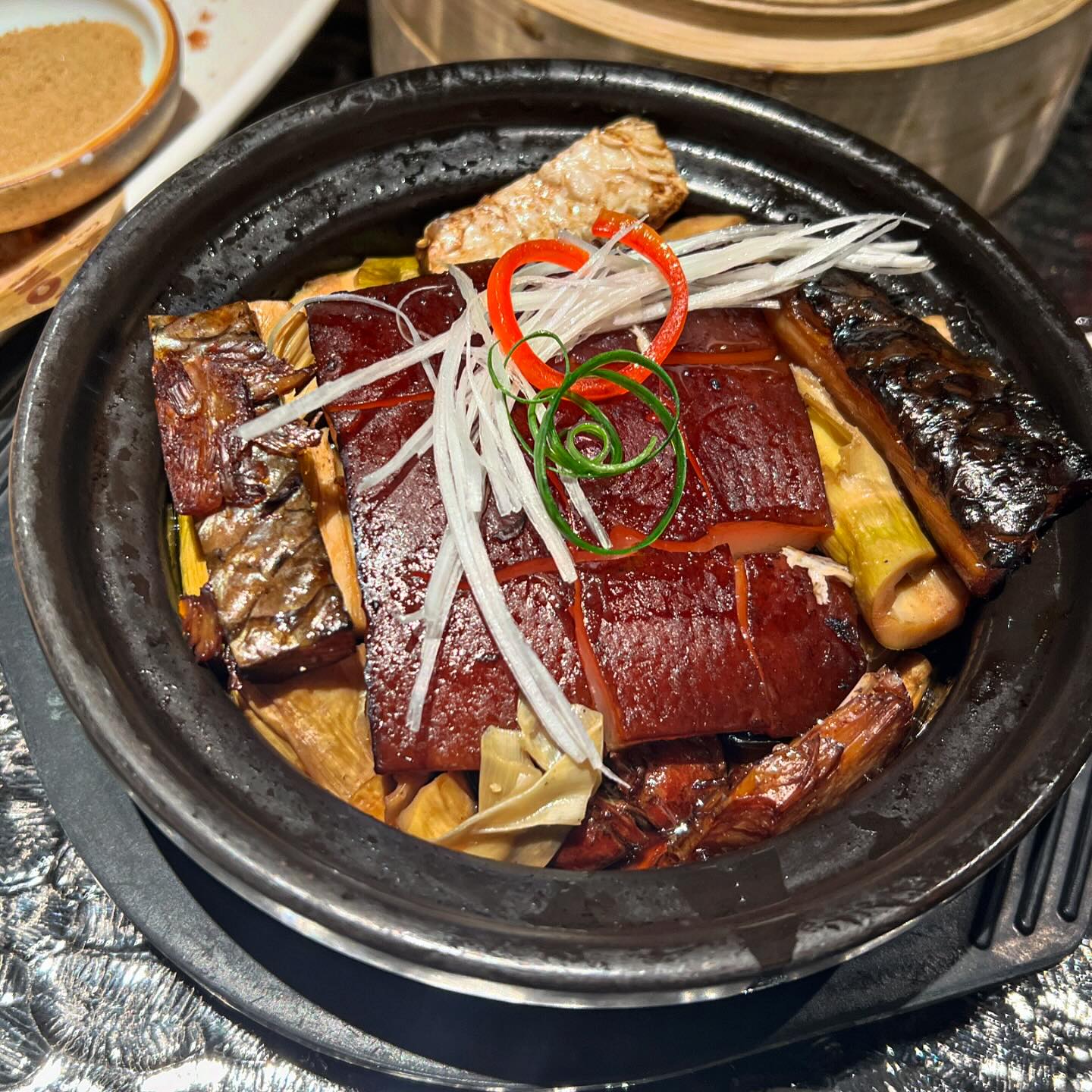 📍중국 상하이 - 와이포지아 🍲
✔️동파육
✔️고기볶음밥
✔️외할머니고기
✔️갈릭당면새우
✔️갈릭가리비
✔️마파두부
✔️튀긴떡

중국 체인 맛집 와이포지아에요.
외할머니집이란 뜻인데요. 중국에서 흔히 먹을 수 있는
중국 가정식 요리들 종류가 정말 많아요.
해산물이 특히 많고, 한국인들도 좋아하는 단짠 조합 많아요
여러개 먹고싶어 다 주문했는데 배 터질뻔 😙