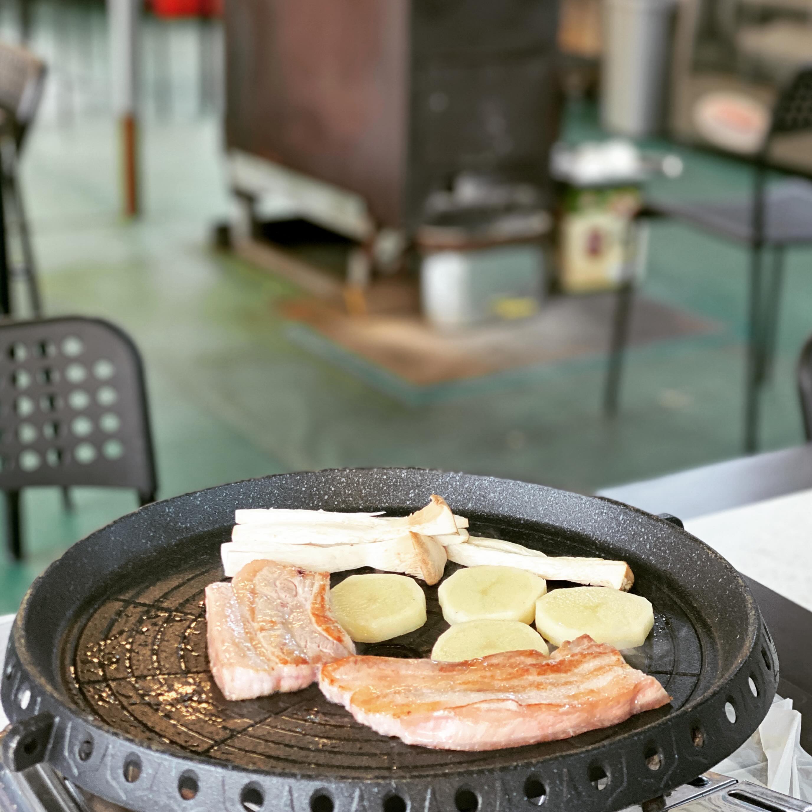 수다 떨어야 하니까
고기는 천천히 한줄씩 구워줘🥓🥩

#삼겹살 #33데이