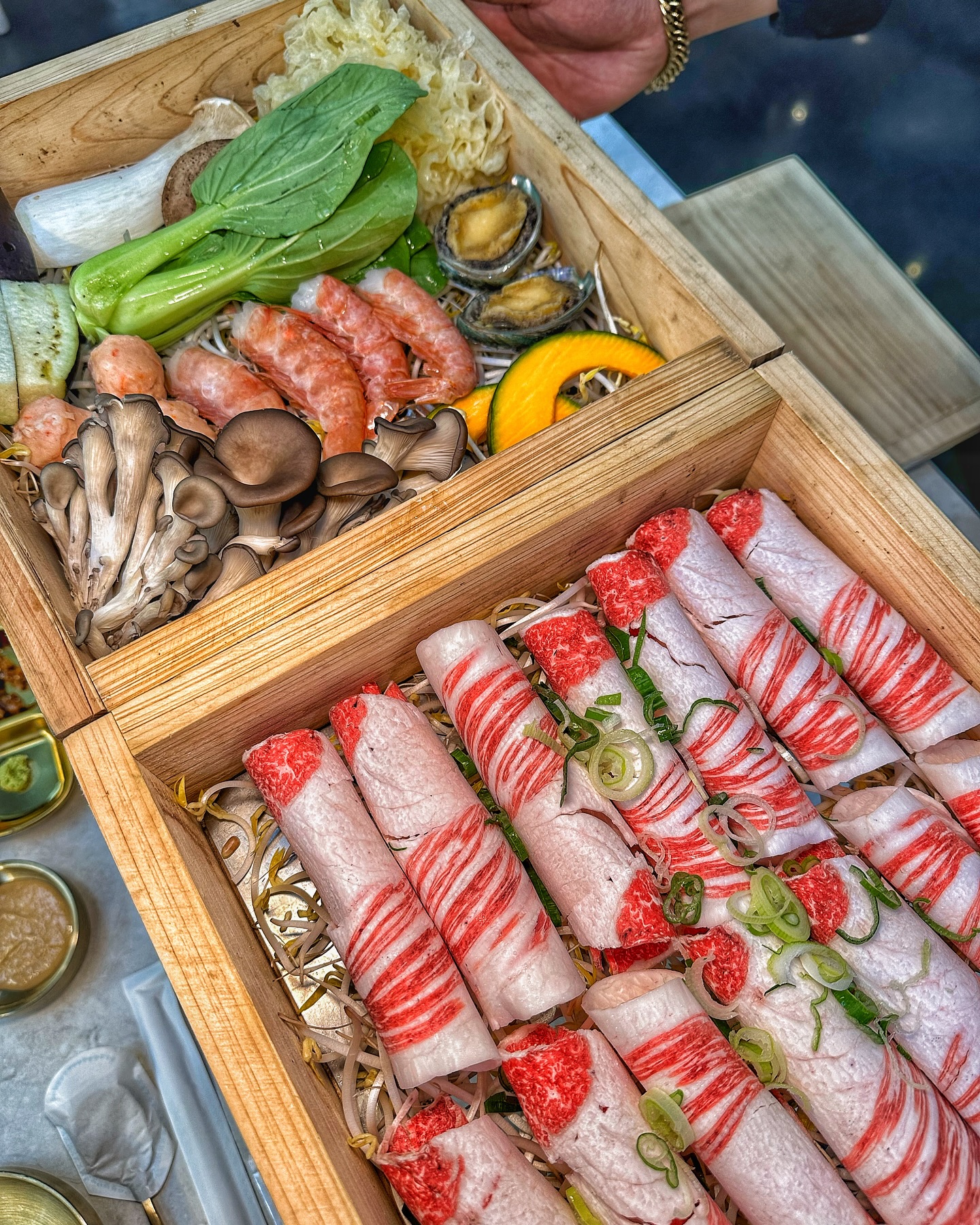#협찬 자연 바람쐬며 한우랑 불멍 힐링~
sandeulbbq  #산들한우바베큐&불멍카페

🌟용인에서 멀지 않게 갈 수 있는곳인대,
숲 속에서 고기도 먹고,
불멍하면서 커피한잔 할 수 있는곳이 있어서 방문!

✔️주차장도 넓어서 매장 앞에 바로 파킹~

✔️신규 리뉴얼 오픈해서 인지 매장도 너무 깔끔하고
고급스러운 산장에 온듯한 분위기가 너무 좋아용!

▶️제가 주문한 메뉴,
1. 차돌편백찜: 29,000원
2. 후식 한우 된장찌개: 6,000원
3. 돌솥밥: 3,000원

➡️불멍카페(중형)-이용시간 100분: 20,000원
  불멍카페(대형)-이용시간 100분: 25,000원
 [카페 음료 메뉴도 있어요!]

🆗한우고기, 돼지고기, 편백찜 다양하게 구성되어 있는데
갑자기 추워진 날씨에 편백찜을 주문했어요!✌️

자연속에서 최상위 등급을 사용한 고기를 맛 볼 수 있는 곳!최고~

✔️옆에 테이블에선 돼지고기를 드시는데 ~ 화덕에 초벌되서 제공되어 불향이 여기까지 오더라구요~ 다음에는 고기 굽굽 먹어봐야지했어요 🥩🥓

⭕️다양한 반찬이 쫙 깔리는데, 반찬 하나 하나가 너무 맛깔나게 맛있더라구요! 이유인 즉슨,
✔️호텔쉐프 출신 요리사님이 직접 음식을 하신다는겁니다!
모든 식재료들을 천연 재료와 과일 재료를 사용해서 조리하신다는데 겉절이 마져도 특별한 맛이 느껴지는게 고기집에서 볼 수 없는 수준급의 밑반찬과 된장찌개의 맛이었어요!

⚠️모락모락 김이 나는 편백찜!!⚠️
2층에는 숙주와 차돌이 가득
1층에는 청경채, 각종버섯, 단호박, 피쉬볼, 새우, 전복까지!!

바로 먹을 수 있게 직원분들이 다 손질 해주시니,
맛있게 먹기만 하면 된다구요~

🆗고기와 숙주는 땅콩소스에,
새우와 전복은 칠리소스에,
야채와 버섯류는 흑임자소스에,

싱싱하고 신선한 야채와 해산물, 고기를 
취향에 맞게 소스 찍먹으로!

✔️다양한 반찬과 된장찌개를 곁들이면 몸보신 제대로 됩니다!

영양가득 찰기가득한 돌솥밥이랑 누룽지 마무리는 빠질수 없어요!

✅식사를 다 마치고,
매장에서 카페 음료를 가지고
건물 뒷편에 있는 불멍카페로 가면~

숲속 데이트 코스로 딱입니다!
풀코스로 즐기가 좋은 너무 만족스러운 자연 속 힐링 공간이라
강추해요!!

📍산들한우바베큐&불멍카페
📌경기 용인시 기흥구 중부대로 874번길 13 1층
⏱️매일 11:30-04:00 / 라스트오더 03:30
📞0507-1325-7243
🏷️단체 이용 가능, 반려동물 동반, 남/녀 화장실 구분, 
주차(매장 앞 넓은 공간)

#용인한우바베큐#용인바베큐#용인불멍카페#편백찜#용인맛집#용인밥집#기흥맛집#기흥밥집#기흥구맛집#용인카페#용인가볼만한곳#용인고기집#산들한우바베큐#경기도맛집#경기도고기집#상하동맛집#용인데이트#기흥카페#용인감성카페