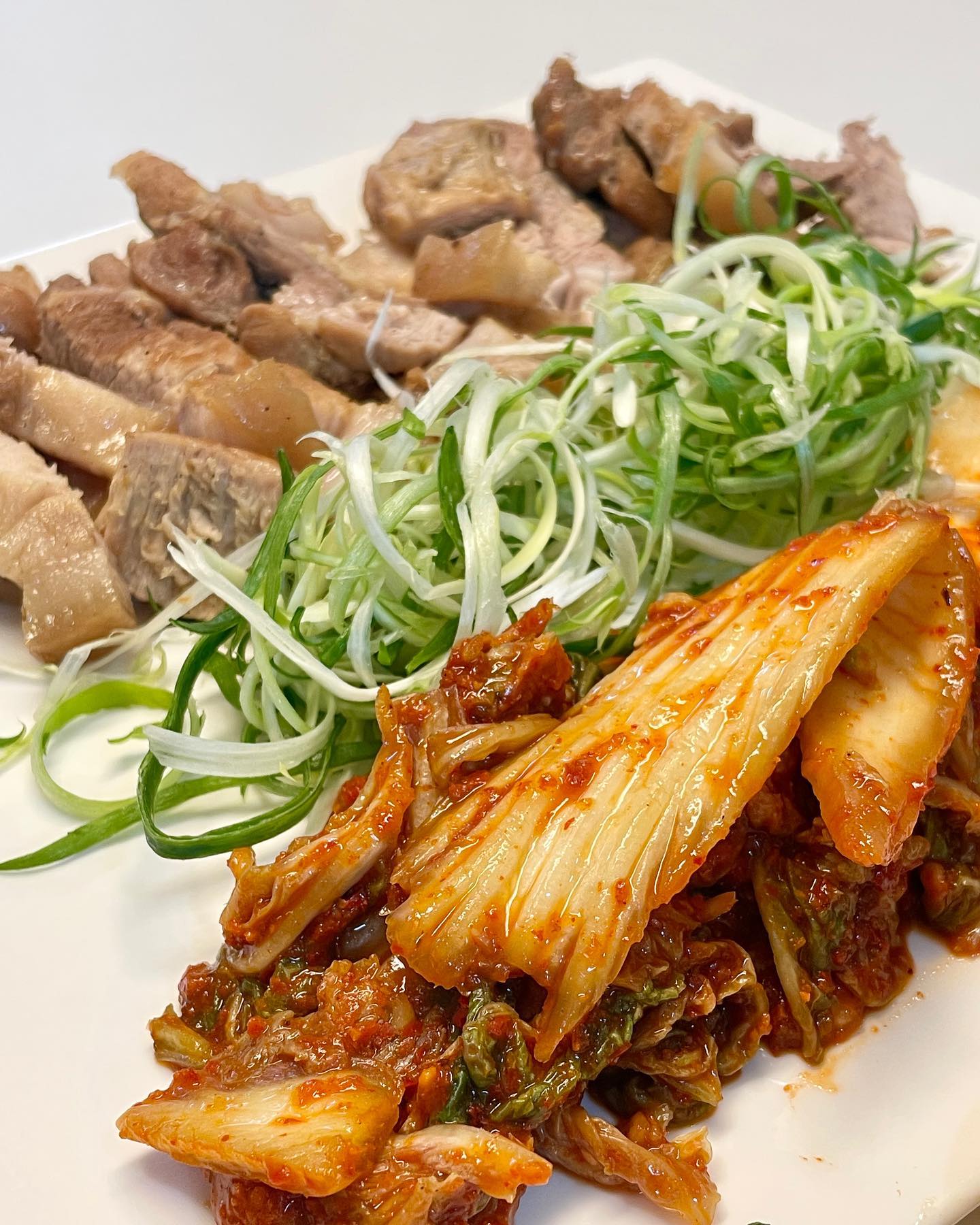 #협찬 보쌈에는 김치가 중요하지♥️
맛있게 매운 #삼대본가김치 samdae_kimchi

마트에서 돼지 앞다리살을 한 근에
6,000원에 판매하길래

‘어멋! 이건 사야햇!!!!’ 하며
냅다 집어와서 삶아 먹었다.🎶

삼대본가 김치가 완벽해서 인지
#보쌈맛집 뺨치는 수준의
보쌈 한 상 완성‼️

야근하고 온 남편이
내가 최고라며 극찬을 히히👻♥️

역시 보쌈은 김치가 중요하다👍
국내산 재료로 만든 김치라
깔끔함 그 자체♥️

아무리 고기를 맛있게 삶아도
김치가 맛없으면 다 소용 없음🔥🔥

남편은 국밥집에서 먹던 그 맛이라며
엄청 좋아했음♥️

그리고 1단계 매운맛으로 주문해서
불닭처럼 엄청 매운게 아닌

신라면보다 아주 살짝 더 매운 정도의
적당히 맛있게 매운맛‼️

매운걸 좋아하는 분들이라면
무난하게 드실 수 있을 정도😎
(더 매운 맛도 있답니다‼️)

이제 곧 생굴을 팍팍 먹을 계절이 오니
조만간 굴보쌈도 한 번 해먹어야지🫶🏻

보쌈의 계절이 왔으니
맛있는 #삼대본가 김치와 함께
즐거운 가을&겨울을 보내보시길 추천하며

오늘의 피드는 여기까지!!!😆

말도 나도 살찌는 가을,
맛있는 음식과 함께 행복한 11월 보내세요♥️

#kimchi #집밥 #koreanfood #김치맛집 #김치 #mukbang #먹방 #수육
#배추김치 #보쌈김치 #칼국수김치 #국밥김치 #야식