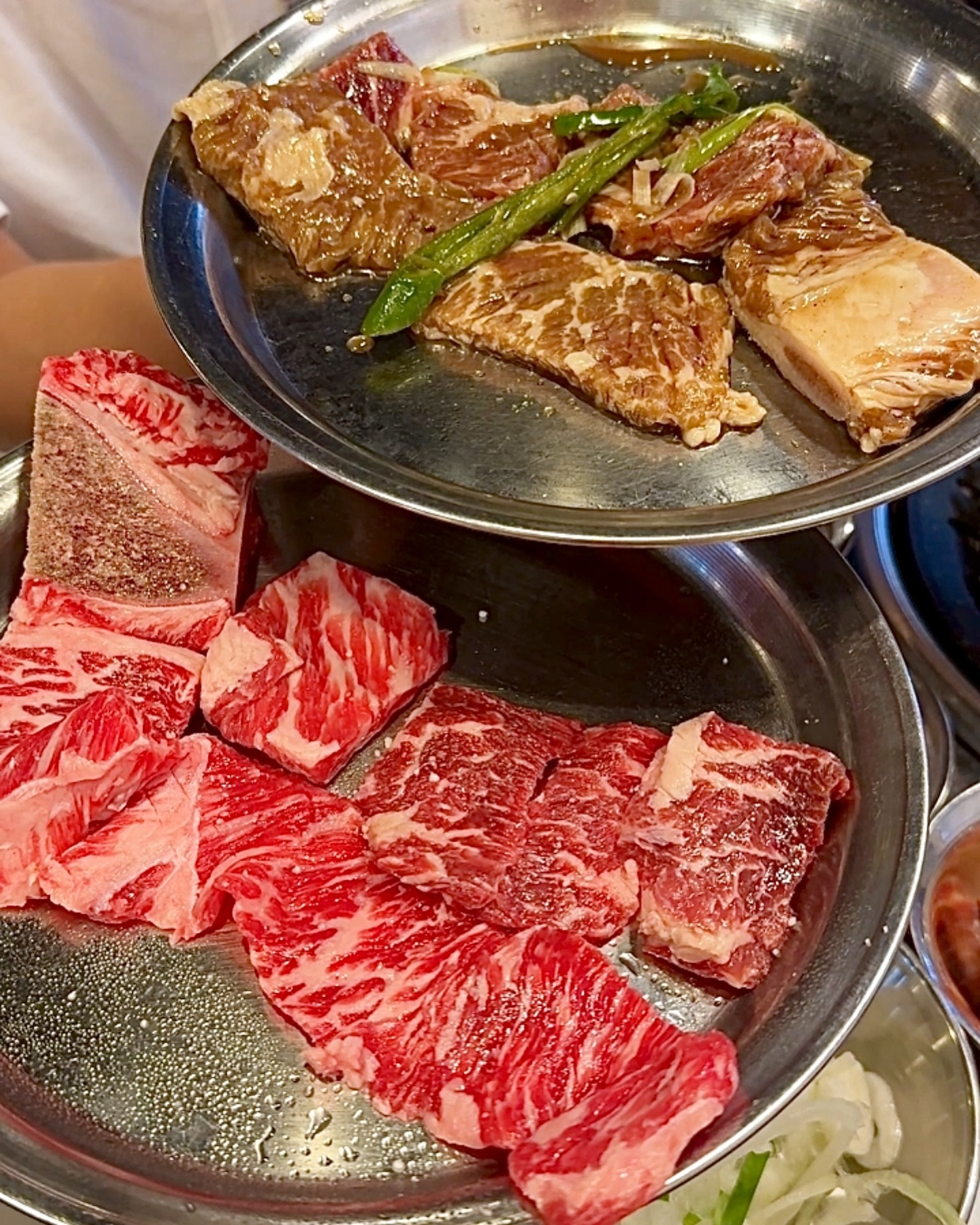 #협찬 투데이보틀 & 역전화로

오늘의 픽 메뉴🍴
소생갈비 18,900원
소양념갈비 18,900원
깍두기 볶음밥 6,000원
계란찜 5,000원

양념갈비는 양념이 잘 베어 있었고
대파까지 절여져 파 향도 솔솔~~
밥 위에 짭조름한 양념 갈비 얹어 먹음
얼매나 마싯게요🤤

소 생갈비 안 먹었는데 이미 비줠에서 끝장
마블링 미춌다구.. 부드럽고 육즙 촉촉해서
개인적으로 소생갈비 원픽!🥩

고기 2인분 이상 주문 시 나오는 해물 된장 전골은
서비스인데, 꽃게가 통째로 한 마리나 들어간다고??!!
국물 시이원하고 양 많아서 사장님 인심 엄지척👍🏻

탱글탱글 촉촉한 계란찜도 미쳐버리고요

K마무리는 역시 탄수화물 아니겠어요??!
새콤한 깍두기 볶음밥이 뚝배기 한가득 나와서
배뚠뚠하게 먹어버렸지 뭐예요...😝

옆에 와인샵과 함께 운영하는 곳인데
와인샵에는 주류와 곁들여 먹을 수 있는 치즈와 스낵,
400종 이상의 다양한 주류를 중랑구 최저가로 판매하고 있어요. 게다가 여기서 산 와인은 역전화로에서 마시면 콜키지 프리🍷

주소
👉🏻 망우로 367 1층

연락처
👉🏻 02-435-1227

영업시간
👉🏻 매일 11:00 ~ 23:00

#망우역맛집 #망우고기집 #망우갈비 #상봉고기 #상봉고기집 #상봉삼겹살맛집 #중랑고기집 #상봉맛집 #중랑구맛집 #고기그램 #맛있으면0칼로리 #신상맛집 #소고기 #마블링예술 #콜키지프리