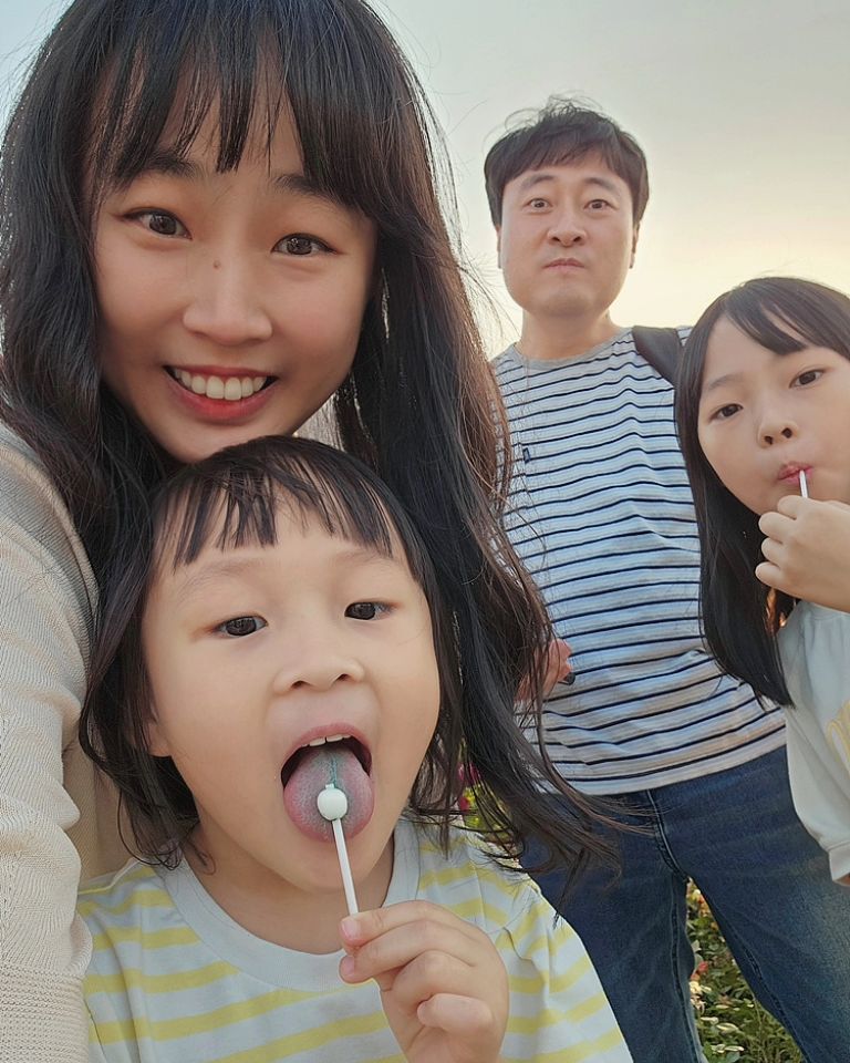 🌹 서울 국제정원박람회 뚝섬 🌹
와, 너무 이쁘게 꾸며져 있던데요!!🌷✨

간만에 가족들과 함께 찍은 사진!! 📸👨‍👩‍👧‍👦
장미도 여러 종류에 너무 이쁘고
볼만한 게 너무너무 많아요!! 😍🌹🦋

10월까지 한다는 것 같은데, 
이번 주말에 방문해보세요^^ 

#서울국제정원박람회 
#뚝섬 #가족나들이 #서울데이트코스 
#꽃구경 #주말추천 #서울여행 
#꽃스타그램 #정원스타그램 🌼🌿