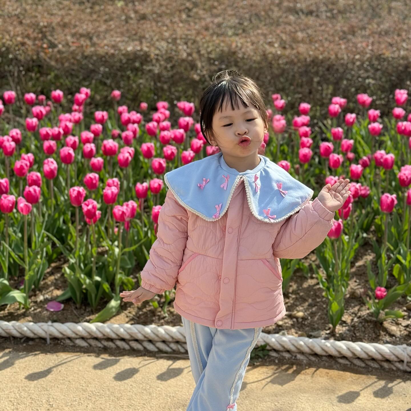 -
저번주 주말기록🎀
이번주는 더 많이 팝콘나무가 폈기를🌸
아빠 출장 2주간 가니~ 이사가고 셋이 제대로 주말을
보냈었네👍🏻함께해야 더 빛이 나는 우리가족👧🏻🙏🏻
사랑해♥️
.
.
#김해#김해율하#내천#팝콘나무#벚꽃#🌸#아기모델#육아맘#튤립#5세아기#5세여아#가족스타그램#전신샷