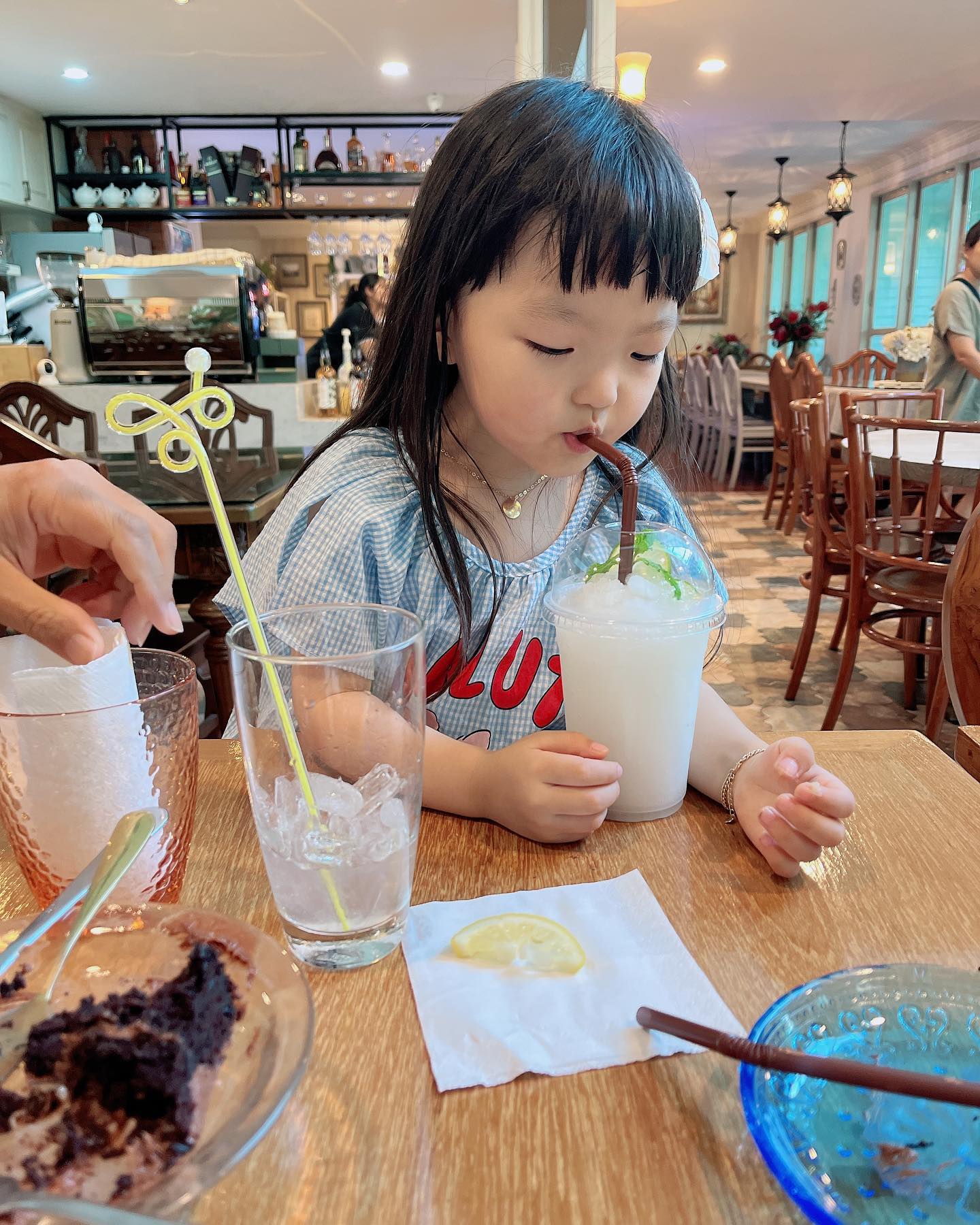 Kaowlaor ☕️

라엘이랑 예준이는 모래놀이하며 놀수있고
어른들은 수다떨기 좋은곳.
대형 정원카페느낌.
트렌드는 다 비슷한가봄.

#늦둥이맘 #40대맘 #큰딸은대딩 #대딩맘 #4살딸 #딸둘맘 #자매맘 #육아소통환영 #골프훈련 #태국골프 #아유타야 #아유타야에서살기 #태국맘 #해외육아 #태국살이 #Kaowlaor #kaowlaorayutthaya