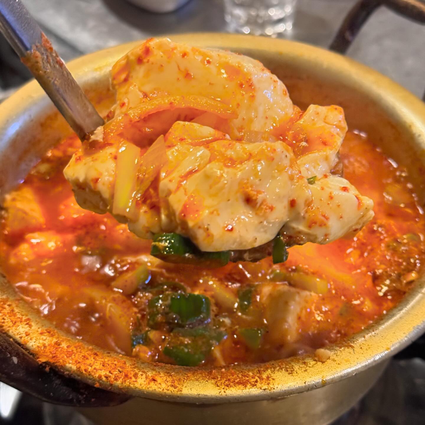 [평택/출장소] 술안주 맛집 #청사초롱
출장소가면 거의 꼭 들리는 맛집 중 하나에요.

술 안주 다양하게 있고 시끌벅적하지만
음식이 다 맛있어서 너무 좋아하는 곳이에요.

뭐먹을까하다가 순두부찌개랑 치킨 시켰는데 진짜 양도 어마어마하고 맛은 얼마나 있게요,, 순두부찌개는 계속 보글보글 끓여서 뜨끈뜨끈하게 먹을 수 있고 순두부도 정말 많이 들어서 아주 맛있게 먹었어요.
치킨은 양도 많고 바삭바삭해서 취향저격.

2차가려고했었는데 양이 너무 많아서 1차에서 폭식하고 술도 왕창 먹고 끝내버렸어요. 출장소 최애 술집.
여긴 닭볶음탕이 메인인데 닭볶음탕도 정말 맛있지만 다른 안주들도 하나같이 다 맛있어요.

송탄사람들 다 알고 단골 넘쳐나는 곳.
조만간 또 호다닥 다녀와야겠어요.

📍청사초롱
경기 평택시 특구로23번길 22 1층