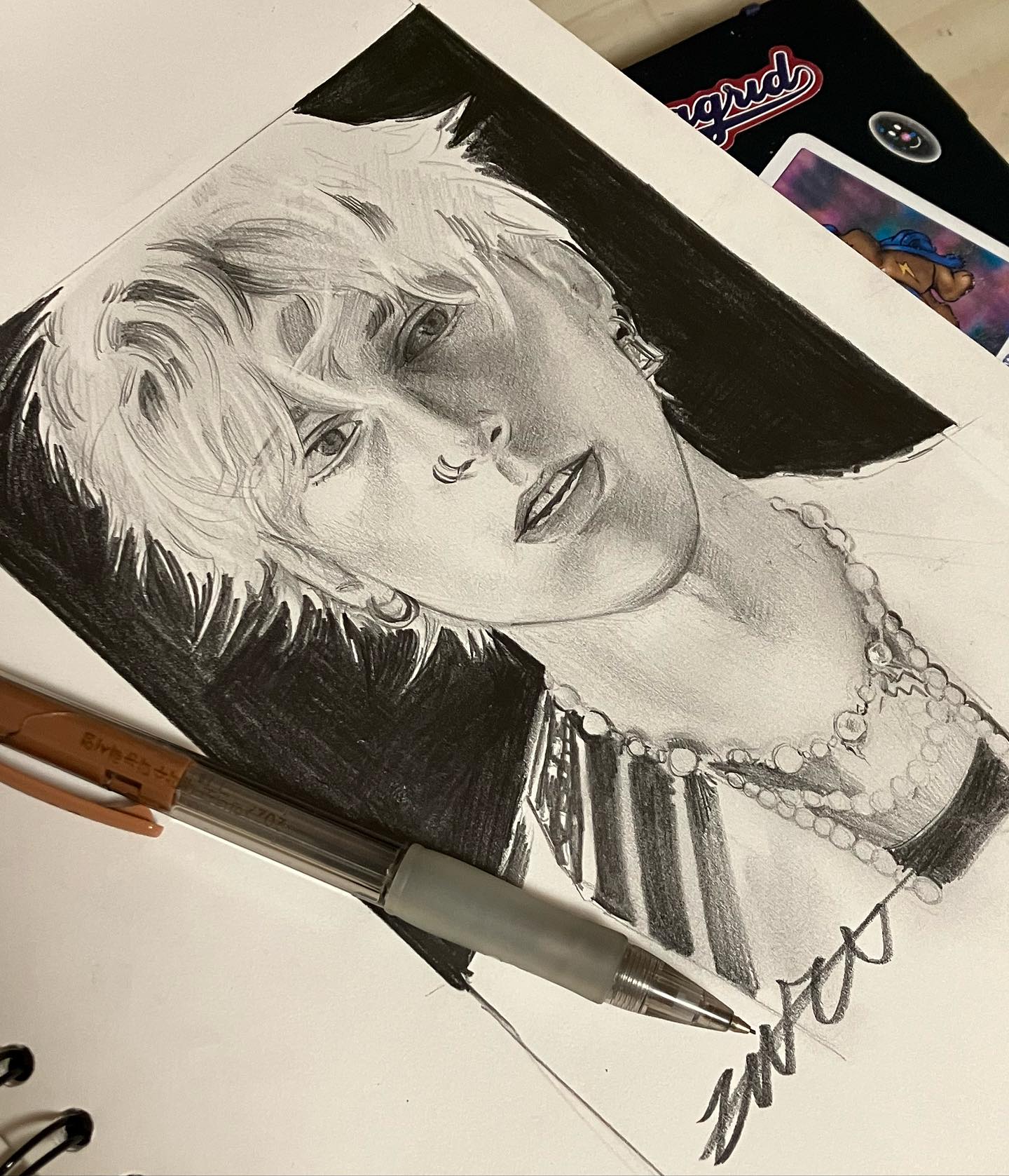 실눈뜨고 보면 닮은 mgk..🥺 오랫만의 손그림 재밋네용.. #machinegunkelly