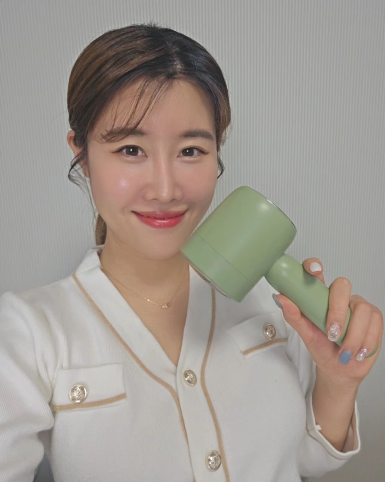 #방송기록

#시홈 의 보풀제거기와 함께한 방송🩷

도톰하니 따듯하고, 이쁘게 입을 수있는 니트소재
많이 입으시죠?!
자주입다보니 어느날 여기저기 보풀생기고,
깔끔하던 이쁜니트가 지져분하게되서 
손이 안가던😭
보풀제거기로  제거하다보면 깔끔하게 제거도 안되고,
빵꾸만 낫던 경험 있지 않으세요?!
(나야나..옷버림ㅠㅜ)

#시홈보풀제거기 는 강하게 누르지 않아도 
절삭력이 뛰어나 깔꼼하게 보풀 정리를 해줍니다.
또 흡입센서가 있어서 먼지날림도 없어요!!!
6중날칼날로 부드럽게 보풀을 샤샤샥~

겨울,봄,여름,가을 4계절 니트관리를
시홈으로 해보세용🫶