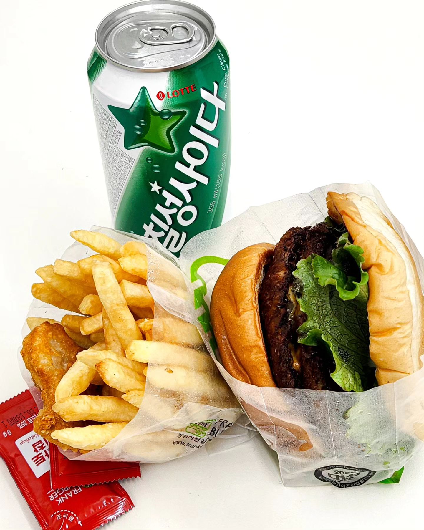 프랭크버거의 더블 비프 치즈버거 먹어봤어요! 🍔 정말 맛있네요. 패티가 촉촉하면서도 완벽하게 요리되어 풍미가 가득했어요. 치즈는 패티에 완벽하게 녹아 들어가 맛의 조화를 이루었죠. 그리고 빵은 부드럽지만 모든 재료를 잘 감싸주었습니다. 버거 매니아라면 꼭 한 번 도전해볼 만한 메뉴에요! #프랭크버거 #더블비프치즈버거 #버거천국 🍔🧀😋