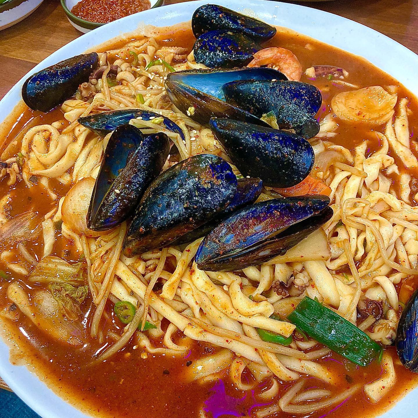 #볶음칼국수 #해물칼국수 #칼국수맛집

오늘은 부모님부터 저까지 대대로 단골인 맛집을 소개하고자 합니다!!👨‍👩‍👧
정말 저희 지역 분들은 모르는 사람이 없을거라고 생각되는 칼국수 집인데요, 바로 #황해해물탕 집입니다.🦀

(주문내역)
-해물볶음국수 2인분
-해물칼국수 2인분

(후기)
-이색적인 해물볶음국수로 유명합니당. 홍합, 오징어, 새우 등 다양한 해물을 듬뿍 넣고 전분으로 걸죽한 국물을 내어 엄청난 큰 접시에 쟁반짬뽕처럼 볶음국수가 나옵니당. 정말 매콥하면서도 맛있어서 맵찔이지만 쓰읍~하면서 맛있게 먹었던 것 같아요🦑
-해물볶음국수는 약간 자작자작하게 국물도 함께 나와서 국수를 먹은뒤에 밥을 비벼먹어도 맛있어요!! 전 이번에도 비벼먹었습니당 ㅎㅎ🍚
-해물칼국수는 정말 칼칼하니 해장으로도 딱입니다!! 양념장을 달라고 하면, 주시니 기호에 맞게 드시면 될 것 같아요! 해물칼국수에도 꽤 밥을 말아드시는 분도 많아요~😋
-이 집의 특징은 국수 면을 모두 직접 만드신다는 거예요!! 그래서 주문하고 다른 국수집처럼 바로바로 나오는거는 아니지만, 그 만큼 더 맛있어요 ㅎㅎ👍🏻
-밑반찬은 사진처럼 김치, 쌈장, 고추로 3가지입니다!! 김치가 매콤하고 갓 만든 김치라서 그런지 아삭해서 해물칼국수와는 환상의 조합입니다!! 마지막으로 후식으로는 식혜가 제공돼요! 달콤하니~ 마지막 입가심으로 완벽합니다💯
-참고로 굿모닝대한민국이나 생생정보통에도 나왔던 맛집으로 정말 오랫동안 꾸준히 맛있는 #맛집 입니다

착한 가격으로 맛있는 음식을 배부르게 먹을 수 있는 #칠곡맛집 #칼국수맛집 리뷰였습니다!

(가게정보)
📍이름: 황해해물탕
📍주소: 경북 칠곡군 약목면 복성1길 12
📍영업: 월~일->10:00-21:00
📍휴무: 매주 목요일
📍번호: 054-972-0402
📍기타: 단체석0, 미리 전화 주문하길 추천, 점심때는 웨이팅있음〰️

#구미맛집 #김천맛집 #칠곡맛집 #대구맛집 #칠곡군맛집 #칼국수 #얼큰이칼국수 #볶음국수 #해장칼국수