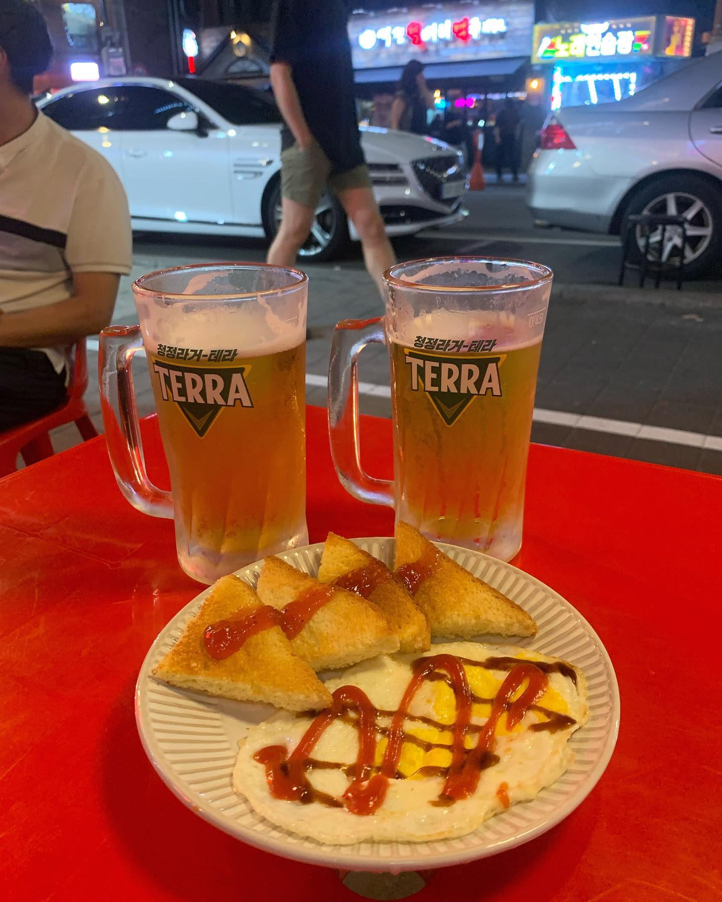 상봉역 맛집 가무포차👍🏻🤍
안주면 안주 분위기면 분위기
상봉 야장 즐기고 싶으면 완전 강추
기본안주도 너무 맛있고
퀘사디아 미친맛😝😝😝
담에 또 가자😚😛💕

#상봉동맛집 #상봉맛집 #상봉술집 #상봉역맛집 #중랑구맛집