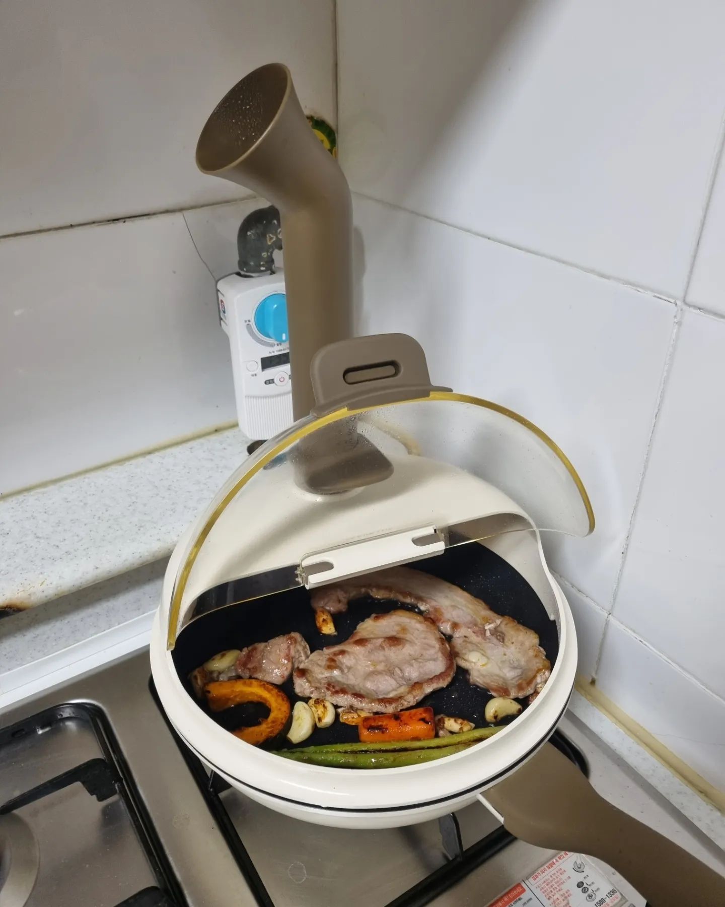 #협찬 #쿡밴드 #에코프라이팬
🥩오늘 저녁은 고기파티!

연기, 냄새, 사방으로 퍼지는 기름까지.
집에서 🍖고기 🐟생선 굽기 불편했는데 
🍳쿡밴드 #프라이팬 으로 편해졌다!

🚪주방에 창문이 없다보니 
환기는 오로지 렌지후드를 통해 하고 있지만 
사방팔방 흩어지는 연기를 
다 빨아들이지 못했는데, 

🍳쿡밴드 에코프라이팬에는 덕트가 있어 
#프라이팬요리 할 때 만들어지는
요리매연을 후드 앞까지 쏙쏙!

뚜껑 때문에 구이가 찜이 될까 걱정됬는데, 
덕트를 통해 수증기도 빠져나가니 
‘구이’가 ‘찜’이 되지 않더라구요!
🌡오히려 열효율이 좋아서 빨리 익고 
겉과 속이 고루 잘 익어요~

앞 쪽의 투명 개폐 덮개는 
조리 상황을 확인 할 수 있고 
기름과 양념이 사방으로 튀는 것을 막아주니 
주방청소도 간편!

뚜껑 각 부위가 분리되기 때문에 
보관/세척도 시원시원. 

덕트에 기름이 방울방울 맺혀있는걸 보니, 
이런 기름증기가 공기 중으로 돌아다니다가 
온 집 안을 끈적끈적하게 만들었을... 
(절레절레)

🍳앞으로 구이볶음 요리 할 때 애용 할 듯😆

#흑어멈 #요리스타그램 #주방템 
다음은 인덕션을 사면 되는건가😁😁