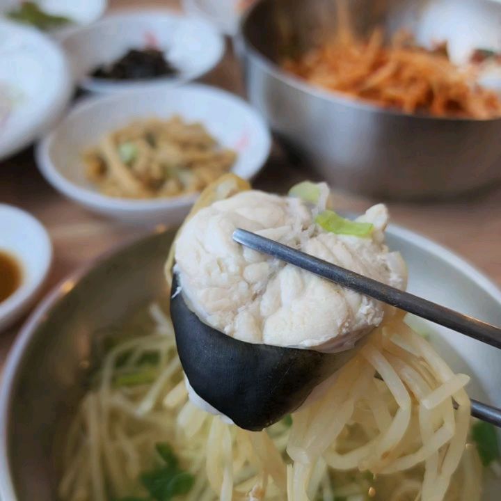 복어탕 좋아해서 자주 찾아가는편인데 
대구 들안길에 맛집으로 유명한
미성복어가 문덕에 왔다길래
냉큼 다녀옴 🏃‍♂️🏃🏃‍♂️‍➡️🏃‍➡️

요기는 복어불고기가 제맛인디
다음엔 꼭 불고기 무러와야지 :)

오픈형 주방에 핑크머리 모자의
여성분이 복어국뜨는거보고
뭐지...했는데 사장님이셨다...

티비에 나온 그 모습 그대로 👍 

📍미성복어 포항본점
📍경북 포항시 남구 오천읍 중원로71
📍밀복탕지리 16000원
📍복어고기가 안 질겨서 좋더라
📍콩나물양념 먹어보니 불고기가 기대됌
📍직원들 친절
📍전용주차장 있음

#미성복어
#포항복어탕
#포항문덕복어
#포항복어맛집
#미성복어포항점