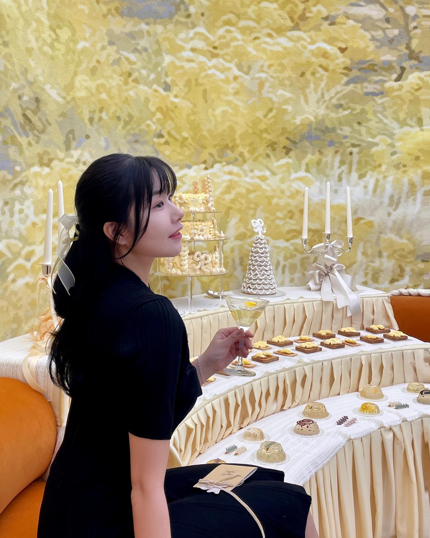 #초대

따뜻한 봄 날, 나르카의 첫 플래그십 스토어가 서촌에 오픈했어요💛

니르카는 힐링을 전달하는 헤어케어 브랜드인데요✨ 브랜드 가치와 의미가 담긴 제품이라 그런지 행부터 편하고 따뜻했어요ㅎㅎ

인기템이라 불리는 헤어 마스카라부터 헤어팩, 헤어 에센스까지 자유롭게 체험해 볼 수 있는데요~~
헤어 에센스가 뭉쳐짐 없이 머릿결이 순식간에 부드럽게 만들어져서 얼마나 놀랬는지 몰라요😆 손에 끈적이는 느낌없이 마무리되서 굳굳!!

나르카의 헤어핀과 헤어피스를 플래그십 스토어 에서만 만날 수 있는데 착용도 해볼 수 있어요! 예쁜 디자인이 많아서 선물용으로 사도 좋겠더라고요💝
+ 노란 리본 끈으로 스타일링도 해주셨는데! 너무 예뻐서 그대로 친구한테 가서 자랑했잖아요 헤헤

오픈 기념으로 매장에서 제품 구매 시, 10% 할인 혜택도 있다는 사실!! 방문해서 직접 사용해보고 할인된 가격에 구매추천✨

narka_you 
나르카와 따뜻한 봄날 보내세오옹💛

#나르카홈 #나르카 #헤어 #헤어픽서 #서촌팝업 #플래그십스토어 #경복궁팝업 #팝업스토어