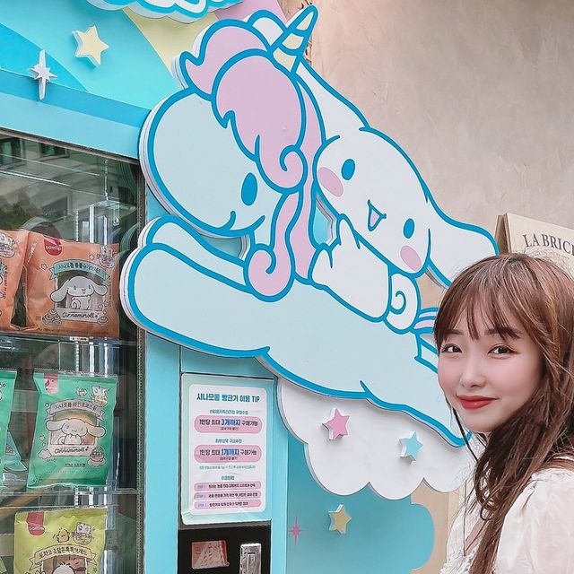 minji on Instagram: "#광고 @samlip.official 산리오캐릭터즈 빵 찾으러 갔단다! 빵지순례~ 강남역 예쁜카페 #라브리크서울 에 산리오캐릭터즈 X 삼립 빵 콜라보 자판기가 설치되어있어 빵수니 호로록