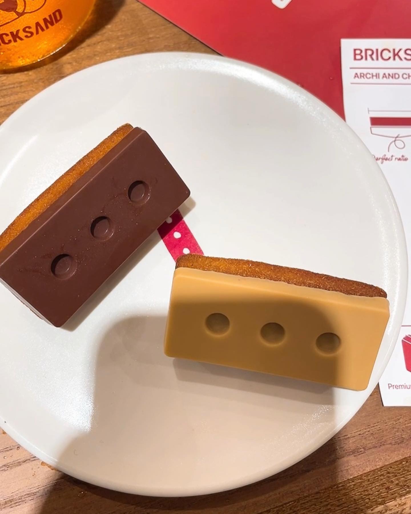 #협찬 
핫플 그 자체인 휘낭시에 맛집 
안국역 #브릭샌드인사동점 

뭘 좋아할지 몰라서
다 준비했어 느낌으로
다양한 종류의 
휘낭시에가 있어서
선택할 수 있어요🥮

시그니처 샌드인 
달콤브릭샌드🧈🍫
겉바속촉 쫀득한 시트에
솔티드카라멜 풍미의 
발로나 둘세 초콜릿이 올라가 
달달해요🤤

풍미깊은 다크브릭샌드🧈🍿
카카오72%의 
발로나 아라과니 초콜릿이 올라가
맛이 진해요👍

브릭샌드 인사동점에서만 판매중인 
한국적인 제품들과
추석 신메뉴인 견과류 세트 등도
맛볼 수 있어요🇰🇷

감각적인 선물박스도 
3, 5, 8, 12, 24개입으로
준비되어 있어서
가족, 친구, 지인에게
디저트 선물하기 좋아요🎁

한국 무드를 즐길수 있는 
블랙레모네이드🦑🍹
오징어 먹물이 들어간
새콤달콤한 레모네이드에요✨

건강한 느낌의 티인 창가🥃
스트로베리스, 루이보스, 
히비스커스가
블렌딩되어 가볍게 마시기 좋고
직접 따라 마실 수 있도록
찻잔과 주전자가 제공되어
양이 많아요🍶

브릭샌드의 컵과 접시가
너무 예쁜데
매장 한 켠에 
컵, 텀블러 등의 상품들을
진열해놓고 판매중이어서
구경하는 재미도 있어요👀

100평 규모의 대형 베이커리로
힙한 감성과 자유로운 분위기에서
편안하게 머무를 수 있는
디저트 카페에요🌟

#브릭샌드 #브릭샌드인사동점 #브릭샌드인사동 #인사동브릭샌드 #인사동맛집 #인사동카페 #인사동데이트 #인사동기념품 #인사동선물 #인사동 #안녕인사동 #인사동모임장소 #인사동원두 #인사동커피 #Insadong #경복궁