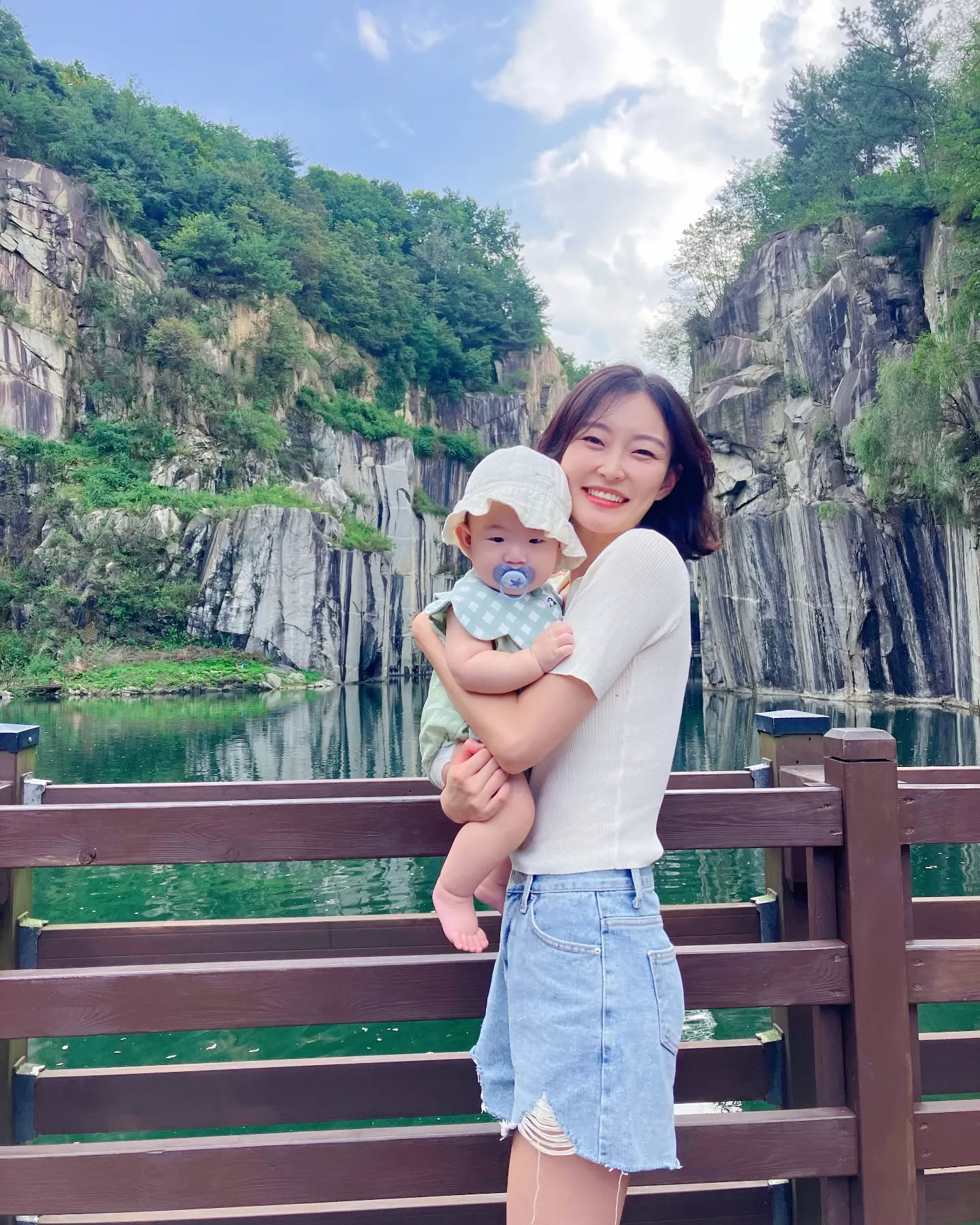 추석연휴 첫날 #포천아트밸리 🩵
태신이가 자꾸 물 보려고 해서
얼굴 나오게 찍으려 빙글빙글🫨