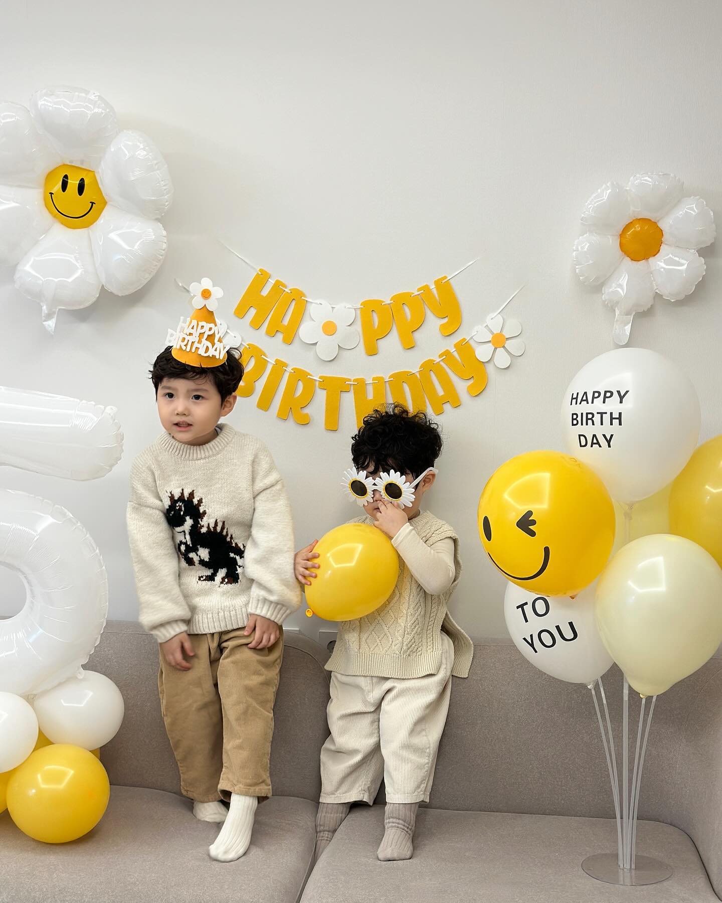 Jian 💛 jion
비슷한 시기에 임신해서 같은 달에 낳고 싶었는데
감사하게도 내 계획대로 선물처럼 와준 우리 아가들👦🏻♥️👦🏻

생일이 이틀 차이라서 날 잡아서 수술한 것 같지만 
신기하게 둘 다 진통 와서 자연분만으로 태어났다는 사실🤭

아직도 신비롭고 경이로운 임신과 출산
내가 그 어려운 걸 해내다니.. 대견해🥹

너네는 크느라 고생 많았고 
엄마는 낳고 키우느라 고생 많았다ㅜㅜ

보고 있으면 얘네가 형제인지 친구인지 
헷갈릴 만큼 찐친인 안온이💗

“고마워” “미안해” 라는 말을 
스스럼 없이 하는 안온이인데 

고마운 마음을 표현할 줄도 알고 
미안한 마음을 표현할 줄도 아는 
그렇게 마음이 예쁜 아이로 자라줘서 
너무 대견하고 기특한 마음🤍

다투긴 해도 금방 화해하고 
서로 위할줄 아는 그런 아이로 자라줘
엄마 아빠의 최고의 보물 
서지안 , 서지온 사랑해 🥰
#안이랑온이
#생일축하해
