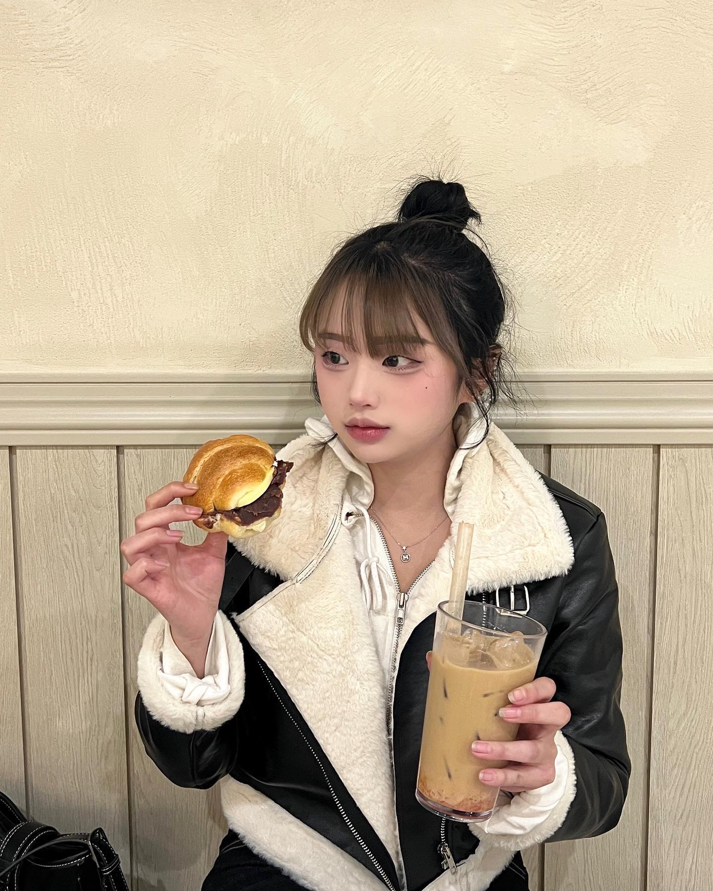 앙!버터
• 
•
•
•
•
#フォローバック#いいねした人全員ファローする #いいね返し#いいね返します 
#좋아요테러 #좋아요반사 #팔로우 #좋반 #좋아요 #좋아요반사 #팔로우 #follow4like #fff #followforfollowback #likeforlikes 
#like4follow #l4f #f4f #l4l #ootd #다렉 #韩国人 #단발 #05년생 #고등학생 #여고생 #여고생스타그램 #단발 #칼단발 #똥머리 #겨울