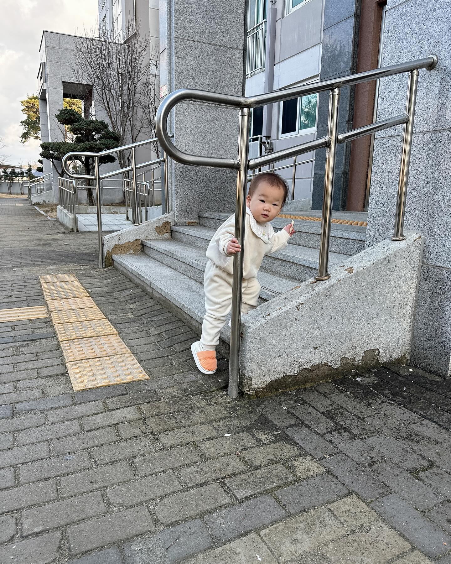 👶🏻+509일🫶
날씨가 좋아서 집앞 호수공원 산책🤍
하원후 집들려서 가방 놔두고 다시 나오는데
1층에서 이웃주민 모르는 분이 애기 너무 좋다고 서윤이를
보자마자 껴안고 입술에 뽀뽀하고😡 볼에 뽀뽀하고 난리..
엄마 아빠도 입술에 뽀뽀 하고싶은거 참고 안하는데
처음본 사람이.. 그것도 술 한잔 하신것같은데 앞에서는 말 못했지만
하고싶은거 꾹꾹 참음..😡
언능 빠져나와서 산책하는데 오늘따라 인사쟁이 공주님👋
지나가는 모든 분한테 인사해야되는 날인가봄😂😂

#윤서유니#하원후산책#입술뽀뽀금지🚫#집앞호수공원🌳#인사쟁이🙋‍♂️