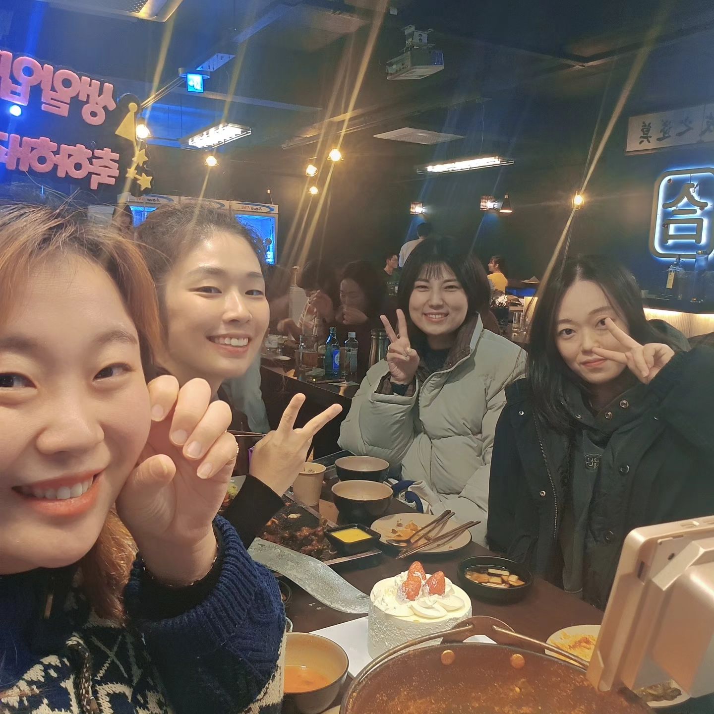 사랑하는 갑진잣🩷🩷🩷
내년이면 20년 지기 소중한 친구들,
어느덧 다들 유부녀가 됐고
갑자랑 잣은 똑닮은 베이비들도 있고
세월참 빠르다,
우리 모두 함께 환갑파티,칠순파티,
팔순파티,구순파티 
더 건강이 따라준다면 
상수파티(100세파티)까지 하자❣️

고맙고 사랑해😘

#챠챠그램#생일파티#사랑하는친구들#e랑i랑반반#오래오래#고마워#합망포점