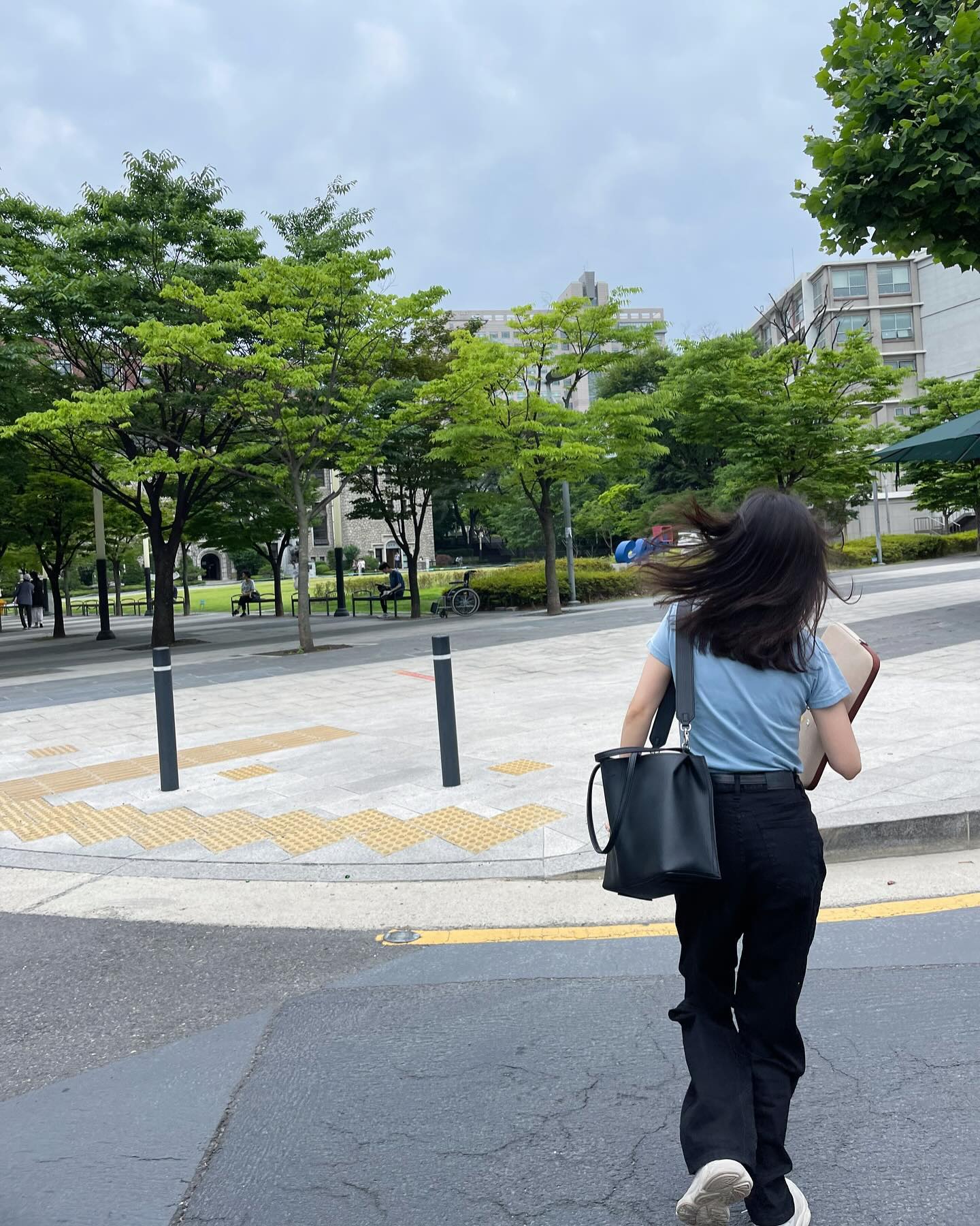 어쩌다보니 끝난 2023 #통번역대학원 1학년
1학기는 적응하랴 바빴고 2학기는 그냥 끝나버려서(일하다 공부하다 독감걸리다 바로 기말) 살짝쿵 아쉬워
함께 놀아준 동기분들(맞아요 거기바로당신 백트래킹하지마) 사랑해요

P.S. 여름 지나니 머리가 갑자기 길어졌다 (겨울대비 완료..?)

#통대생 #통대생활
