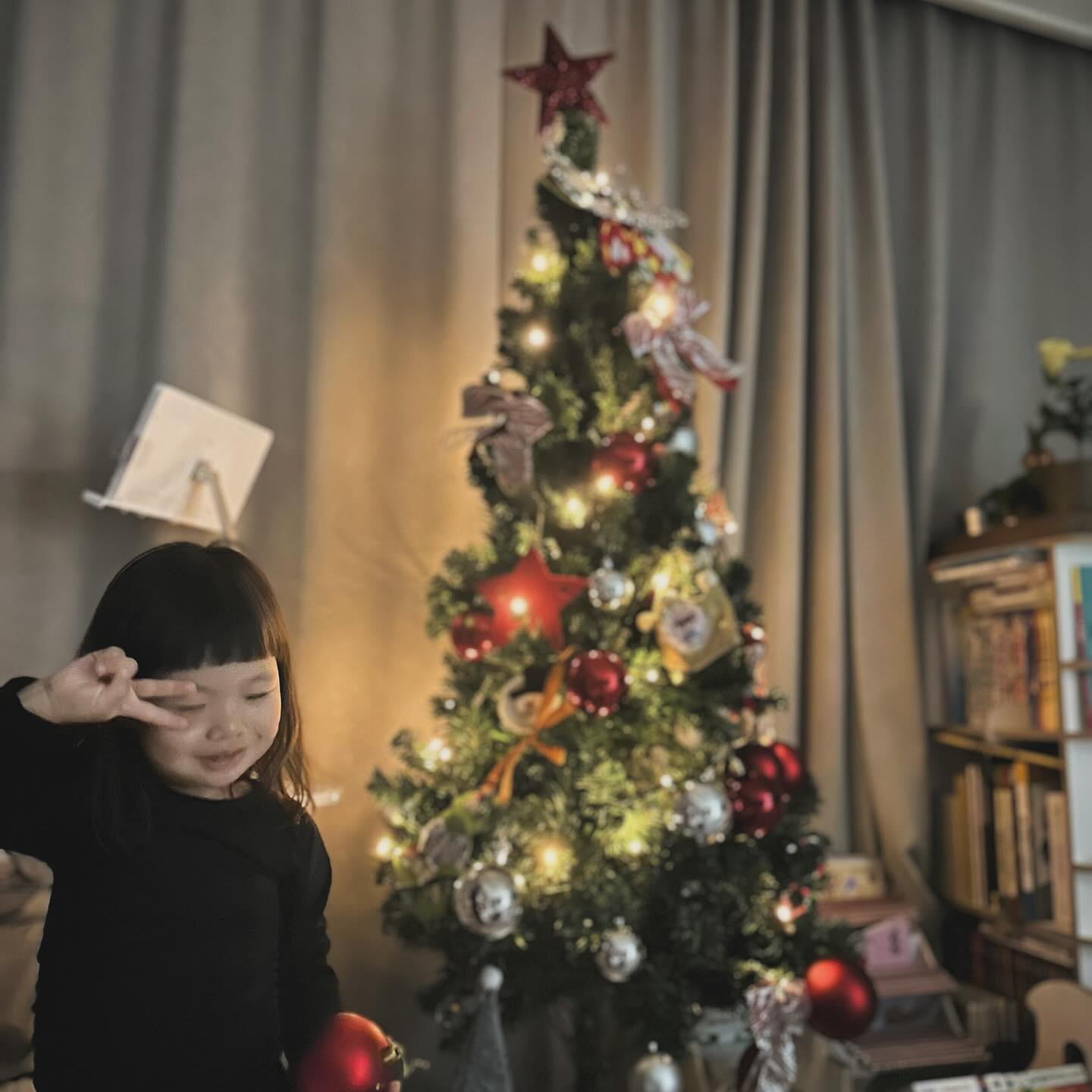 🎄

아빠랑 세자매 함께 꾸민 #크리스마스트리
일년 중 가장 좋아하는 날❤️
캐롤 틀어놓고 즐기는 중~
행복하다
근데 너네 왜 아직 안 자...?
불빛에 현혹된 셋

그나저나 #크리스마스 에 함께할 수 있을까?
왠지 조리원에 있을 것 같네...