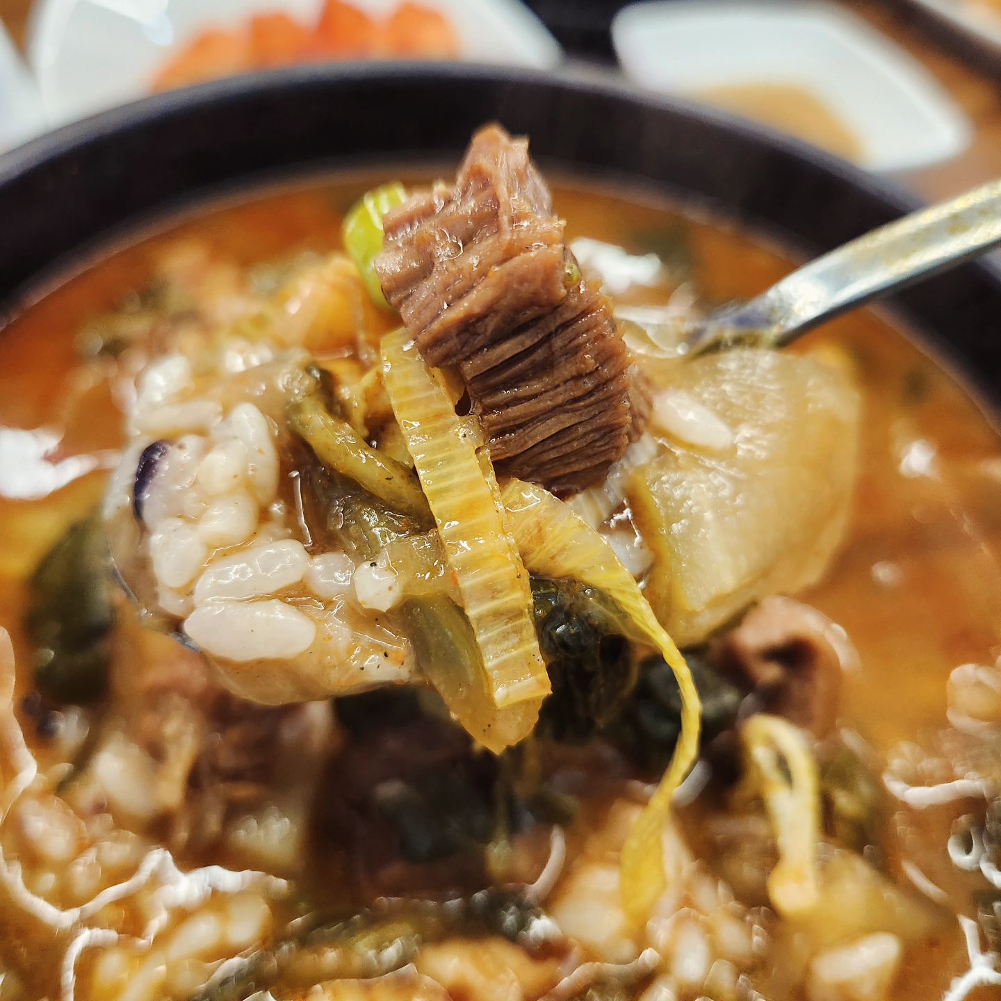 #협찬#운정맛집#파주맛집#운정국밥
#귀락국밥 #운정해장 #해장국밥

🫰팔팔 끓어나오는 뚝배기 안에 🍚흰 밥 한 공기 탁 말아서
칼칼한 국밥 한그릇 먹으면 👍 한끼 식사 너무나도 든든한 곳!

😀적당히 칼칼한 맛으로 없던 입맛도 살아나는 곳!
#운정이마트 바로 뒷편에 위치하고 있어 장보기 전후 밥 먹고 가기 딱 좋은 곳이에요~

😍매일 아침마다 직접 끓여 만드는 사골 육수 베이스여서 그런지 국물 맛이 엄청 진하고 깊었어요.

💕김치부터 육수까지 모두 직접 만들어내서 
내공이 엄청 깊은 집!

갈비탕, 곰탕까지 진한 맛 한 끼 드셔보세요~

🚩주소:동패동 1761-2 1층 104호 귀락국밥
전화번호:031-949-0332
영업시간 :9시30분~20시
매주 수요일 휴무
주차 가능