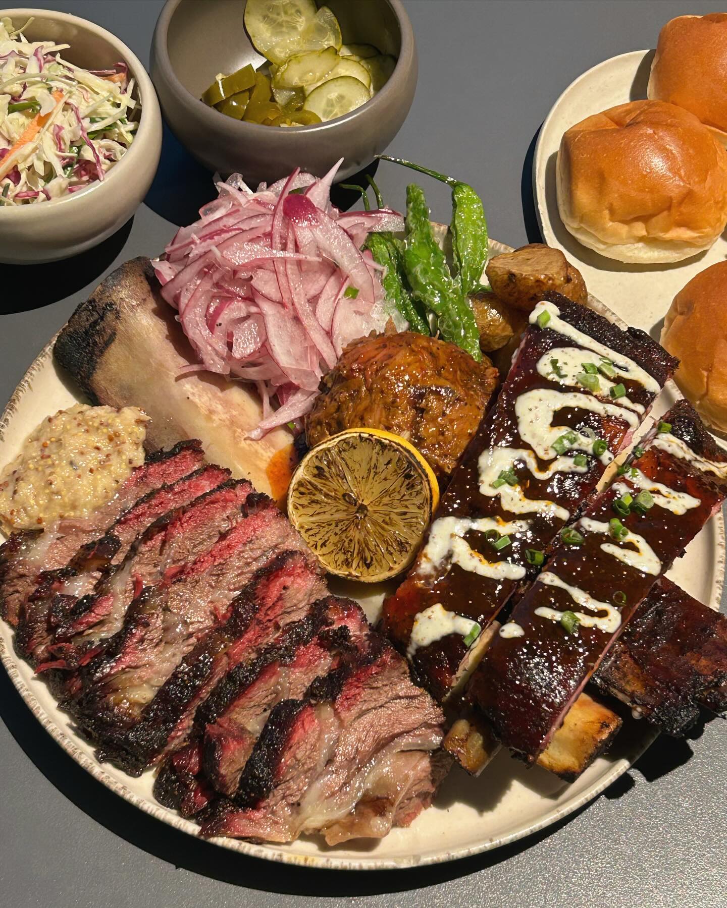 📍성수 문츠바베큐 
바베큐 맛집🍖

6시간 훈연한 꽃갈비살이 너무 맛있어서 또 갔다❤️
미니버거 만들어서 먹어야 찐맛도리🍔

✅ 자세한 후기는 블로그

#문츠바베큐 #성수맛집 #성수바베큐 #바베큐맛집 #성수예약맛집 #성수맛집예약