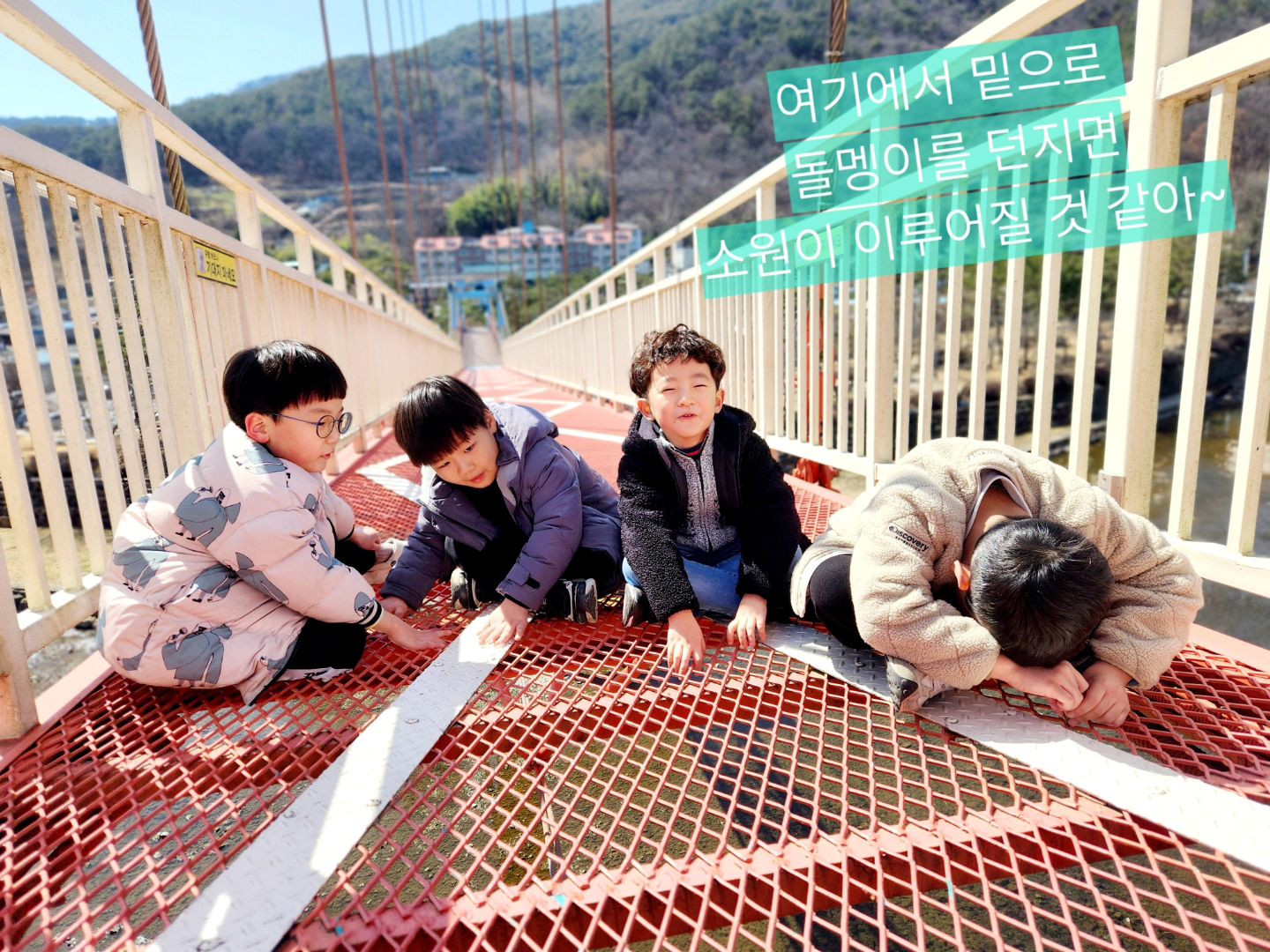 선생님은~
#어린이집졸업 하고 나서도
같이 놀아주겠다던 #약속 지켰당~
그러니까 #여행사진 초상권은
선생님에게 있는걸로~~!!
그리고
#짜장면약속 도 지켰엉~

우린 #졸업여행 도 다녀왔는데
이번에는 #입학여행 인거니?
^^;;;

너희에게 헌납한

#선생님휴일
#선생님주말 

그 며칠 사이 쑥~자란듯한 너희들~
여름에는 바다가고
가을에는 기차타고
겨울에는 눈사람 만들자던 
너희들의 말에..

ㅋㅋ
선생님은 아직 답 안했엉~♡
#귀요미들

#어린이집교사
#보육교사그램 
#선생님그램
#의령그램 
#여행그램