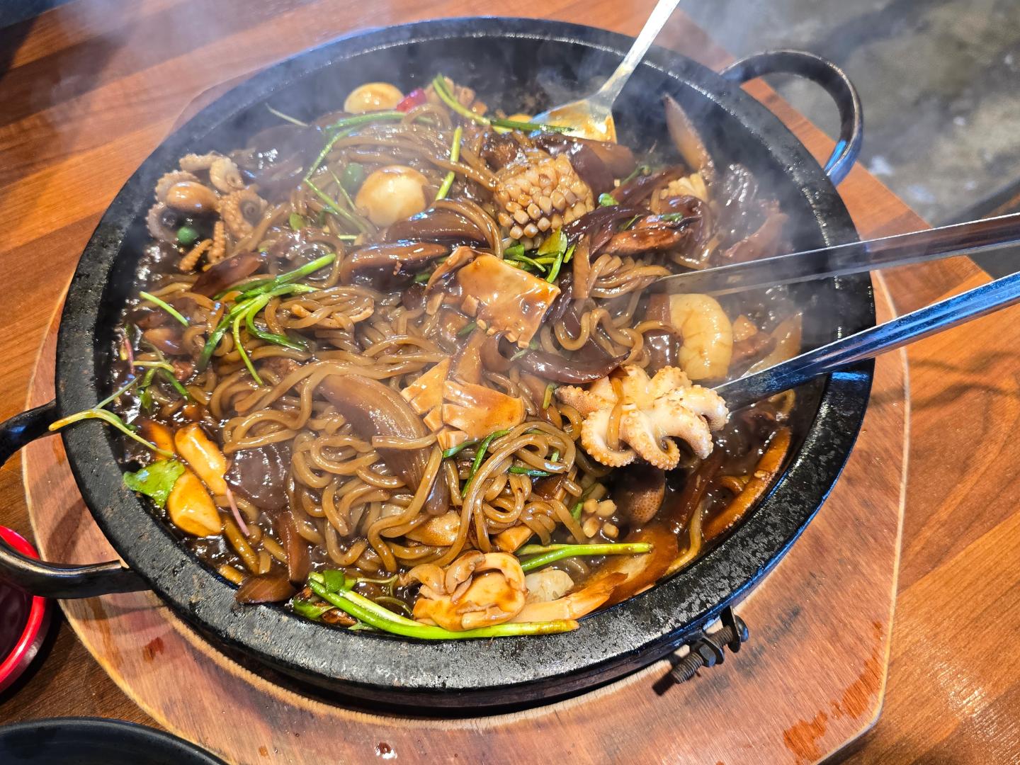 귀산에서 돌짜장 먹고 개욕햇는데 ㅋㅋㅋ
#주남저수지돌짜장 먹엇는데 와..
이게 진짜 맛잇는거였구나~~~

ㅋㅋㅋㅋ 
돌짜장의 편견따위 뽀사줘서 고맙♡
자주갈께 #돌짜장 먹으러 ~~