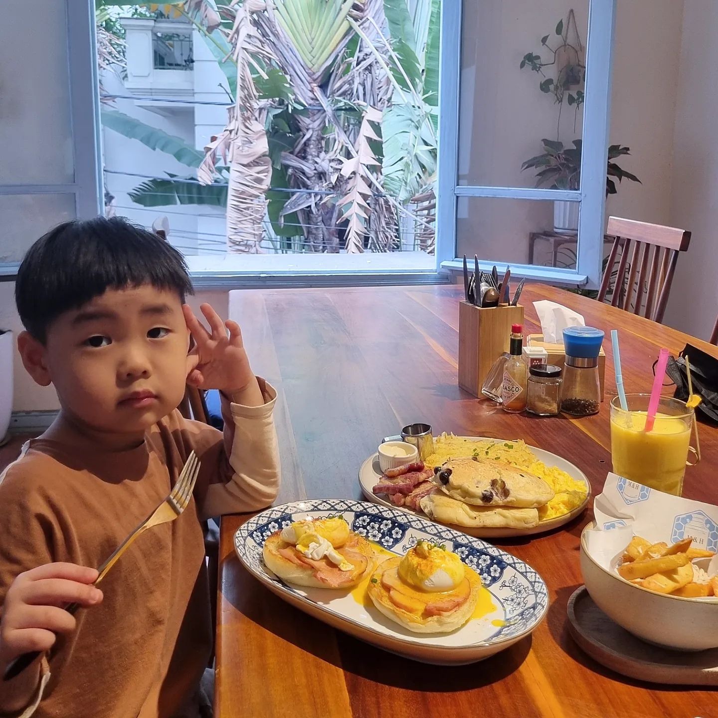 어느 주말 일상,
쫑우는 블루베리팬케이크 주문!🥞🫐
한인타운 벗어나니 죠아 ṑṑṑ

#하노이라이프#서호카페