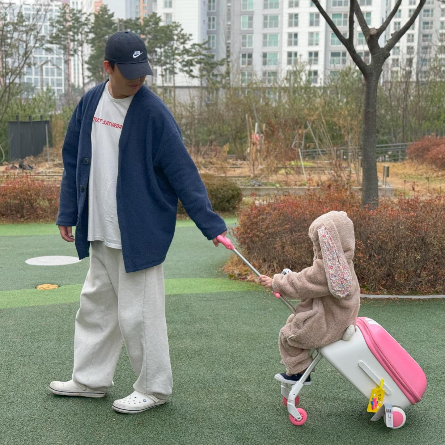 #제품제공 #협찬 

조니 지인들은 다 알고 있는
조니조니 유모차거부,,🥹
외출하면 걷다 지칠 땐
무조건 “나 안아!”였던 아긴데요.

🧳타고가요 캐리어🧳를 만난 이후에는
우리 가족 여행과 외출이 더욱 즐거워졌어요!

귀염뽀짝 디자인의 캐리어가
아이가 앉을 수 있는 트라이크로 변신 되거든요 ˃̵͈̑ᴗ˂̵͈̑ 

가볍지만 안전하고 안정감있는 타고가요 덕분에,
우리 가족 외출이 더욱 행복해졌답니다 🩵

🎁Thanks to / 타고가요

#타고가요 #캐리어추천 #여행용캐리어추천 #유아캐리어 #아이캐리어 #킥보드캐리어 #여행용캐리어 #기내용캐리어추천