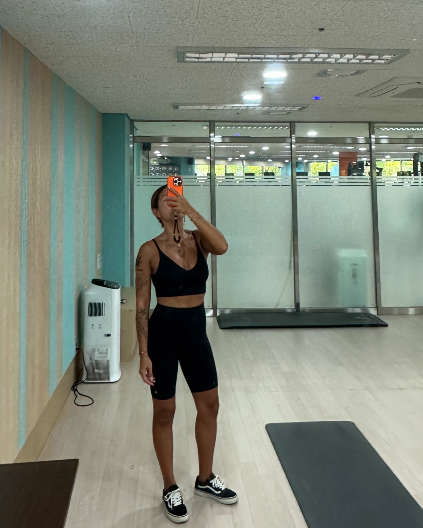 평소에 머신운동 위주로 하다보니 
머신 적은 헬스장에서는 할 수 있는 운동이 많이 없어서 
조금 아쉬웠던 오늘 #오운완 💪🏾 
 
머신 없어도 원하는 만큼 운동 하려면 
프리웨이트 배워야 할 것 같아요 
이래서 다들 PT를 받는건가 싶은..? 🤔 
 
조금 아쉬웠던 마음은 집에 돌아와서 
유산소! 사이클로 마무리했어요 🚴🏾‍♀️ #오늘도해냄 
 
에어컨이랑 선풍기 다 끄고 탔더니 땀 폭발!! 💦 
개운하게 샤워하고 홈케어로 마무리해야지이이 🧖🏽‍♀️🧡
 
 
 
#다이어트 
#운동하는여자 
#자기관리 
#휴가준비