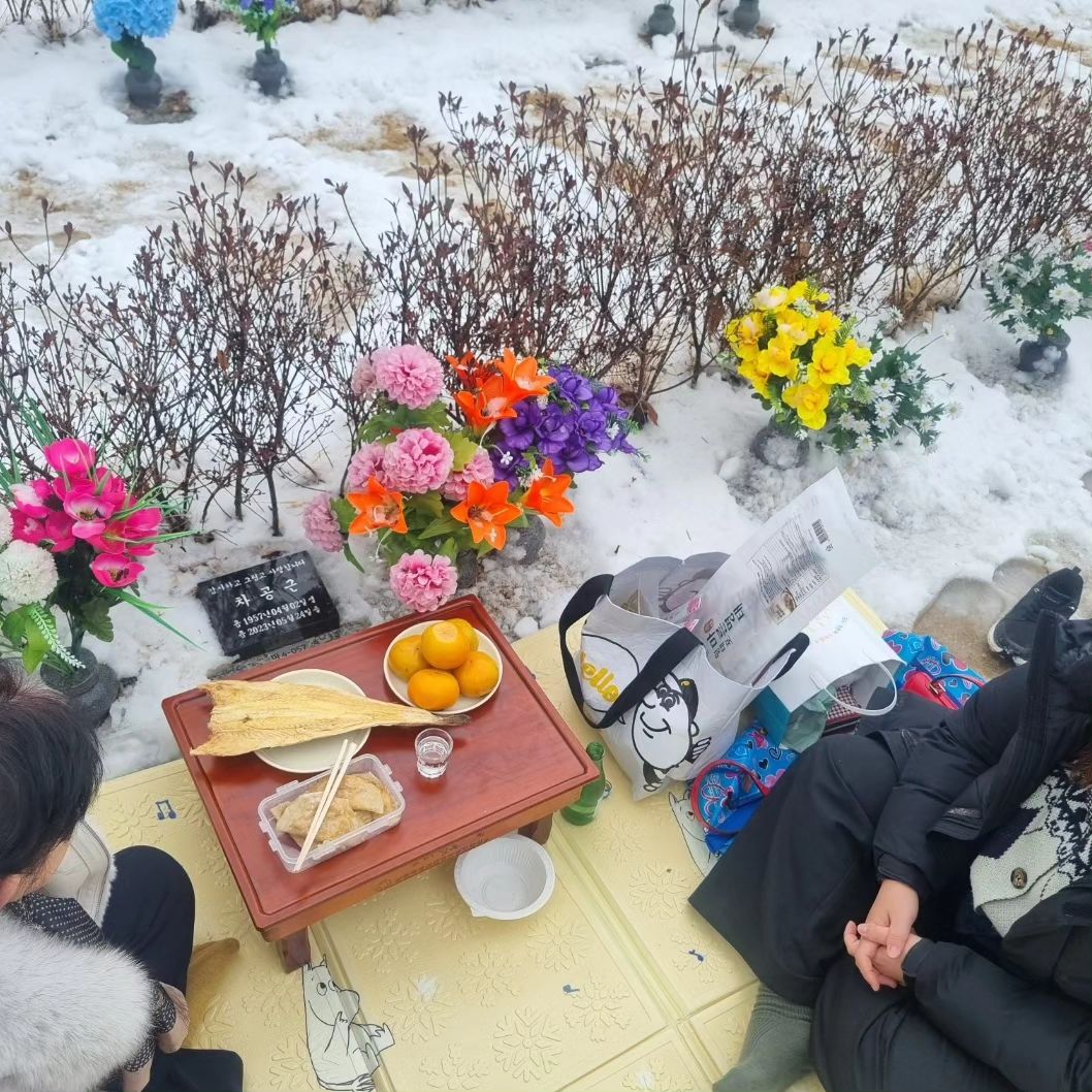 2023년 마지막날,

울이여사님과 승뚜랑 함께
사랑하는 울아빠와 할아버지 뵙고왔다.
뜻깊은 한해 마무리.
이제 집에가서 내짝꿍 여봉이랑 
카운트다운 홈파티 준비해야지.

다사다난했던 2023년 굿바이!
청용의 기운으로 날아오를 2024년 웰컴!

사랑하는 우리가족🫶
제 주변의 소중한 분들🥰
모두모두 건강하시고 행복한 일들만 
가득한 2024년 되시길 바라며,
새해 복 많이 받으세요 🌅🎊

#챠챠그램#양지수목장#국립이천호국원#이천맛집#이천쌀밥정식#이천돌솥밥시골밥상#한해마무리#사랑하는가족과함께