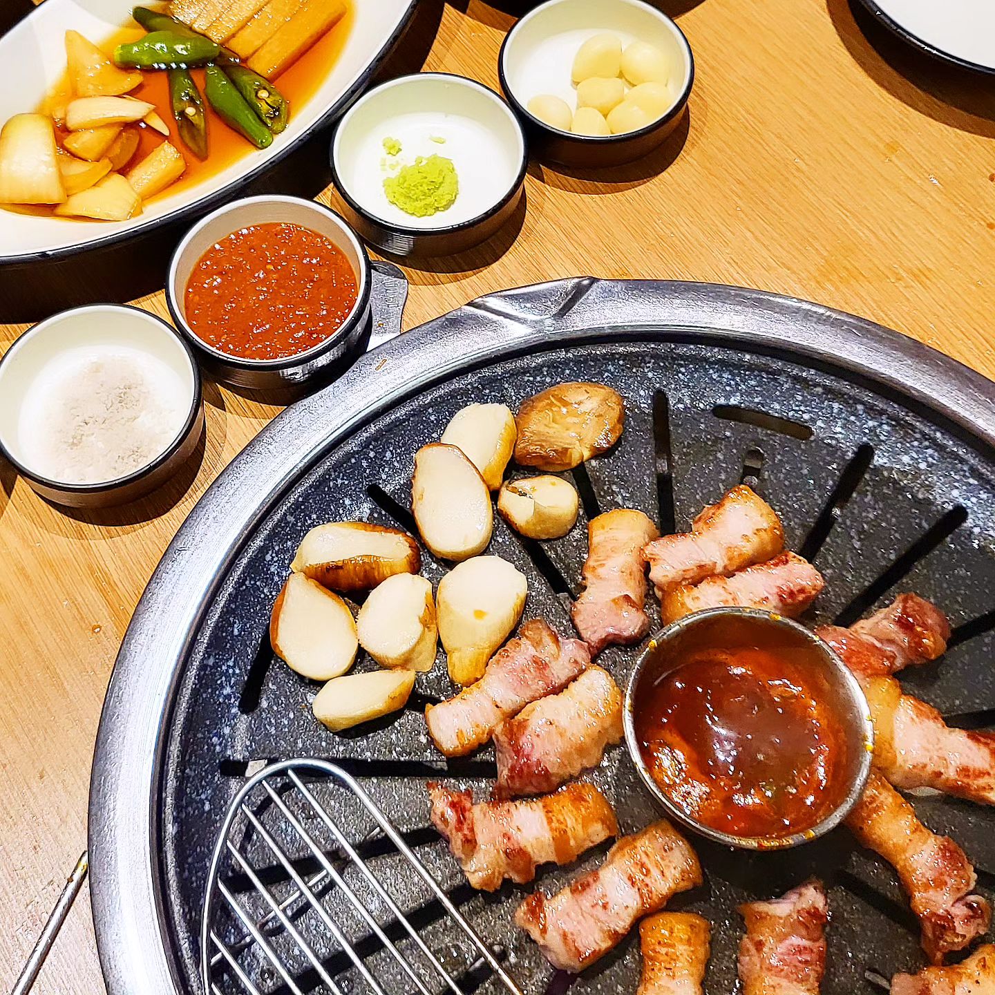 #협찬 #검단신도시맛집 #상일회관
아이들 데리고 밥먹기 힘드니까 외식해야죠
놀이방에 반한 숙성고기 맛집이란거ㅋㅋ
돼지🐷소🐮 둘다 못 참을 숙성의 맛 못참죠

고기의 환상적 땟깔에 스며들때쯤,
맛도 소리도 미치는 순간,들어오는 사이드음식
된장술밥,마약비빔밥,셀프주먹밥,계란찜,반찬까지
게다가 친절한 직원들까지~~다 맴 쏙!!

프라이빗룸도 보유되어 있어서,
넓은 자리덕에 대가족,회식 모두가능👌🏻
놀이방 앞에 카페 공간에서 커피,구슬아이스크림
후식도 먹을수있더라구요.

검단꼬맹이들과 부모님들이 좋아할 고깃집 맞죠?
왜 이제 알았을까요? 
진짜 맛나게 먹고왔답니다.여긴 꼭 가세요🙏🏻

👣인천시 서구 발산로 41. 정석프라자 3층

𖤐
#검단고기집 #검단신도시맛집 #검단맛집 #검단고기집 #검단숯불구이 #검단고기맛집 #검단회식 #검단신도시놀이방식당 #슬기로운주부생활 #꼬꼬의이중생활 #요린이 #일상기록 #워킹맘일상 #준킹 #황금꼬꼬별나라