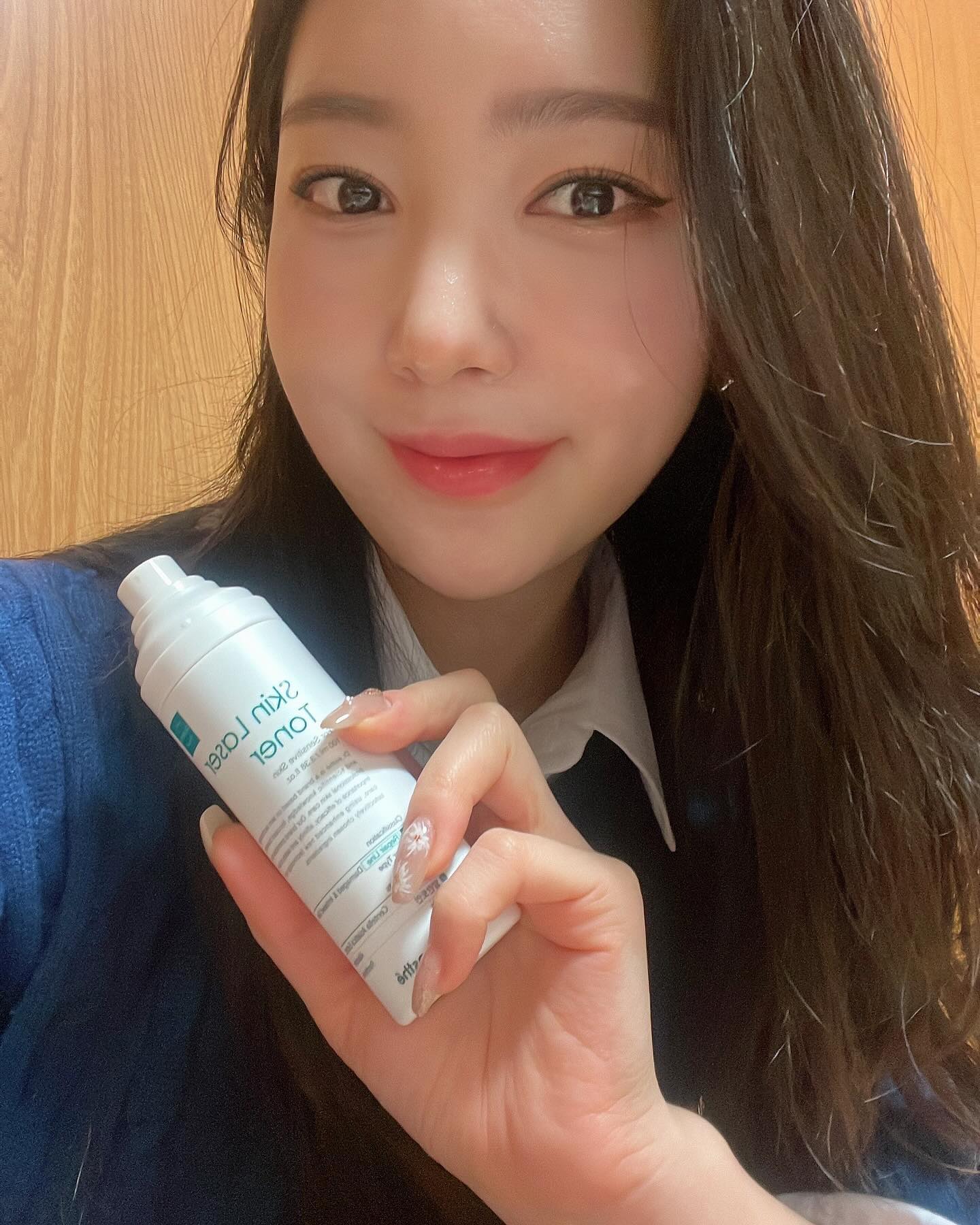 #협찬 dr.esthe_official 
모든 피부에 자극없이 안전하게 사용가능한 진정 토너💕
토너인데 안개분사돼서 건조할 때 미스트처럼 사용하기에도 좋은 것 같아요!
특히 미스트형 토너라 피부과 시술 후 빠른 진정을 도와주고 안개처럼 부드럽게 분사되는게 넘나 좋아요❣️
레이저시술 후 열감이 느껴질 때 빠르게 진정시켜주고 건조함이 덜 느껴져서 요즘 애정템💓💕

#닥터에스떼 #진정미스트 #병원전용화장품 #재생토너 #열감완화 #병원화장품 #수분공급 #안개미스트 #스킨레이저토너