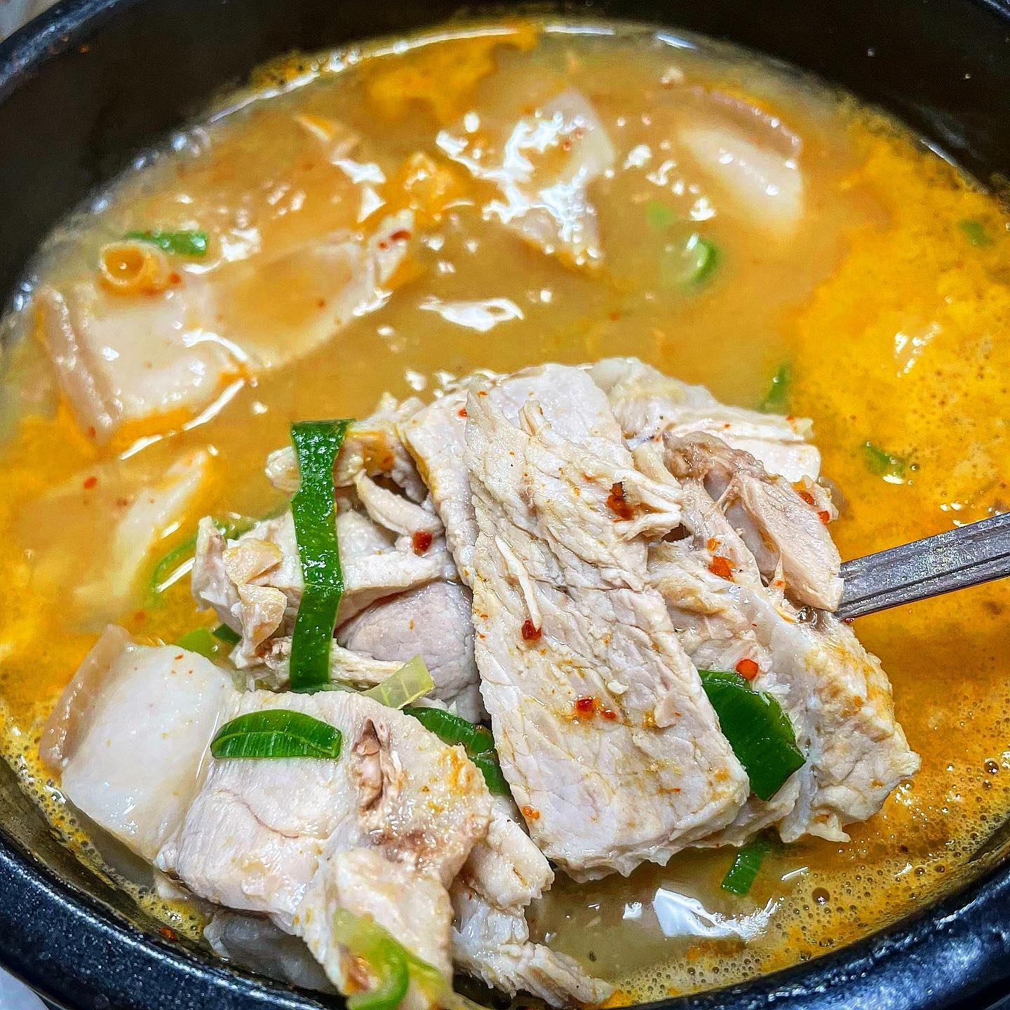 #기장 #합천돼지국밥 #돼지국밥

가성비 국밥으로 히밥도 다녀간 돼지국밥집🐷

한 번 가봐야지 가봐야지하다가 주말 점심으로 갑자기 국밥이 확 땡겨 혼밥으로 출발‼️

오후 한 시쯤 점심시간이 넘어갈 쯤 도착했는데도 식사하고 계시는 분들이 꽤 됐고, 식사 겸 안주 삼아 술 한잔 하시는 분들도 있었다. 

뭘 먹을까하다가 무조건 처음은 오리지널이다싶어서 젤 기본인 돼지국밥으로 시켰다. 

오천원이라고 해서 달랑 국밥만 나올 줄 알았다면 큰 오산🙌🏻
국수, 깍두기, 김치, 부추 등 일반 국밥집에 나오는 밑반찬과 똑같이 빠짐없이 다 나온다. 혼밥하러 갔더니 은색 쟁반 위 한 상 거하게 내어주셔서 먹기 전 한 컷 찍었다. 다대기가 들어 가 있어서 새우젓갈로만 간을 조금 했고 부추와 국수를 먼저 넣어서 먹었다. 

고기는 비계 반, 살코기 반 반반 비율로 가득 들어 가 있었다.
곱빼기 메뉴가 없는 이유는 굳이 곱빼기가 아니더라도 양이 많아서이기 때문!
그리고 저렴한 가격때문에 잡내가 많이 나지않을까했는데 그냥 맛있는 돼지국밥이었다. 양도 많고 맛있고 가격도 저렴하니 안 찾을 수가 없는 곳이다.

영업은 오전 9시부터 재료소진이 되면 끝나서 마감시간은 정해져있지 않은 듯 했고 11월부터는 물가 인상으로 인해 6천원으로 인상되었다고하니 참고!!

나는 담에 또 가야징😋

📍가격
✔️돼지국밥 : 5,000원 (11/1부터 6,000원)

#먹뽀N #부산 #부산맛집 #기장 #기장맛집 #기장맛집추천 #돼지국밥 #돼지국밥맛집 #국밥 #국밥맛집 #수육 #먹방 #먹팔 #먹스타 #맞팔 #먹스타그램