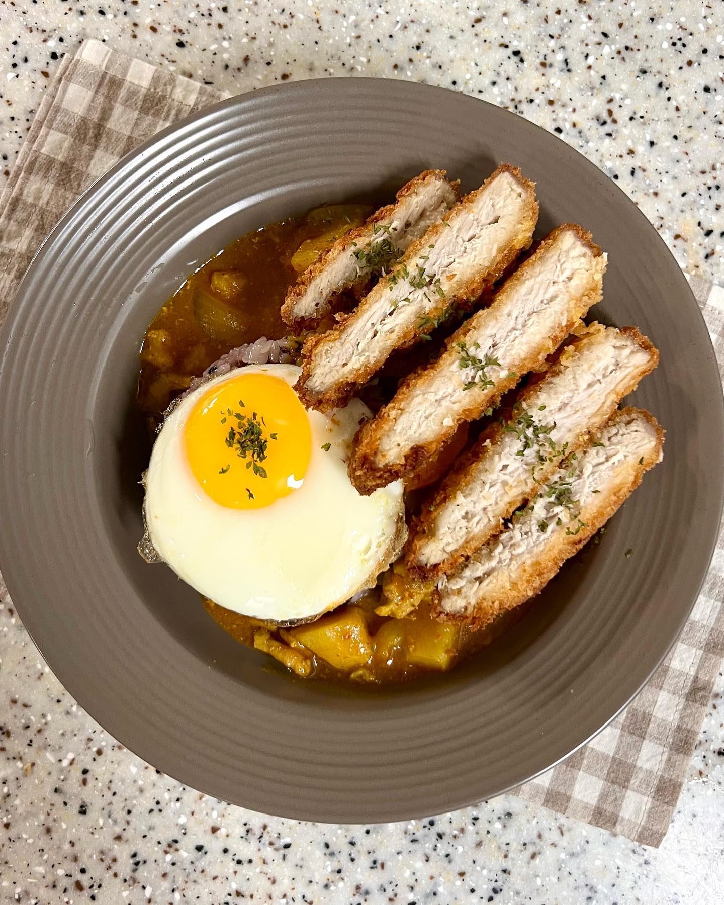 오늘은 카레돈까스🍳👩🏻‍🍳🤍
카레 후다닥 만들어서 
그 위에 돈까스만 올려주면 완성!

📌카레돈까스 레시피
☑️감자,양파,당근,다진고기 재료 준비해주고
☑️감자,당근,양파,다진고기 순으로 볶아주다가
☑️물 넣고 고형 카레 넣어주고
☑️졸여주다가 매콤하게 먹고 싶을때 
  고춧가루 좀 넣어주면 완성!
☑️그 위에 에어프라이기로 구운 
  시판 돈까스 올려주면 끝👩🏻‍🍳