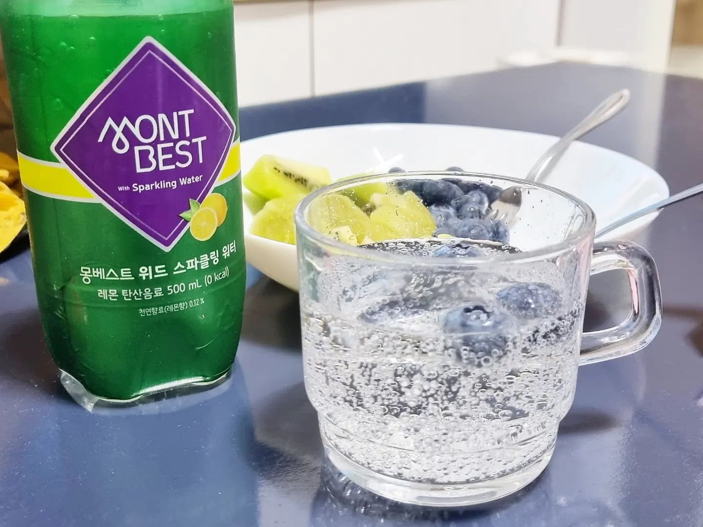 #할인구매 montbest #몽베스트 #몽베스트위드스파클링워터

요즘 장염끼가 있어 속이 무척 더부룩 했는데
활명수 마실때만 잠시뿐 속이 좋아지질 않아 힘들어하던 찰나 저한테 감사하게 탄산이 훌륭한 #몽베스트위드스파클링워터 도착
속 더부룩함으로 불편할때 많이 도움이 되었어요.

탄산 기포들 블루베리 주변으로 가득한거 보이시죠!
마실때마다 속이 내려가는 느낌에 손에 놓을 수 없더라구요.

그리고 레몬이 과하지 않기 때문에 플레인보다 심심하지 않아 하루종일 조금씩 마시기도 good
이제 속도 많이 좋아졌으니 
탄산수 즐기는 다른 방법도 소개해 드릴게요.

1. 탄산수 80% + 소주 20% + 얼음 최대한 많이 넣고 #스파클링과일소주 처럼 만들어 먹기도 하는데
요것도 탄산량이 좋아야 얼음을 넣었을때 탄산이 남아있으니 몽베스트위드스파클링워터로 자주 했어요.

위에 레시피처럼만 마셔도 술술 넘어가고 맛있지만 여기다 스크류바 아이스크림까지 넣어 놓으면 기가 막힘 
생각보다 탄산수가 소주랑 잘어울려
연말에 맛있고 시원하게 #소주 를 즐기시고 싶으면 한번 도전해 보시는것도 추천드셔보세요!

2. 물회 
물회에 양념 그대로 넣고 물대신 탄산수 넣으면 훨씬 맛있어요!
이것도 탄산이 강한걸 추천
사이다는 단맛이 강해서 탄산수 넣었을때가 사람들에게 반응이 좋았답니다.

#몽베스트탄산수 #프리미엄탄산수 #제로칼로리 #탄산수 #탄산수레몬 #음료스타그램 #DreamYourDreamz #몽마를땐 #montbest #스파클링소주 #연말소주 #소주레시피 #소화제 #연말 #30대맘