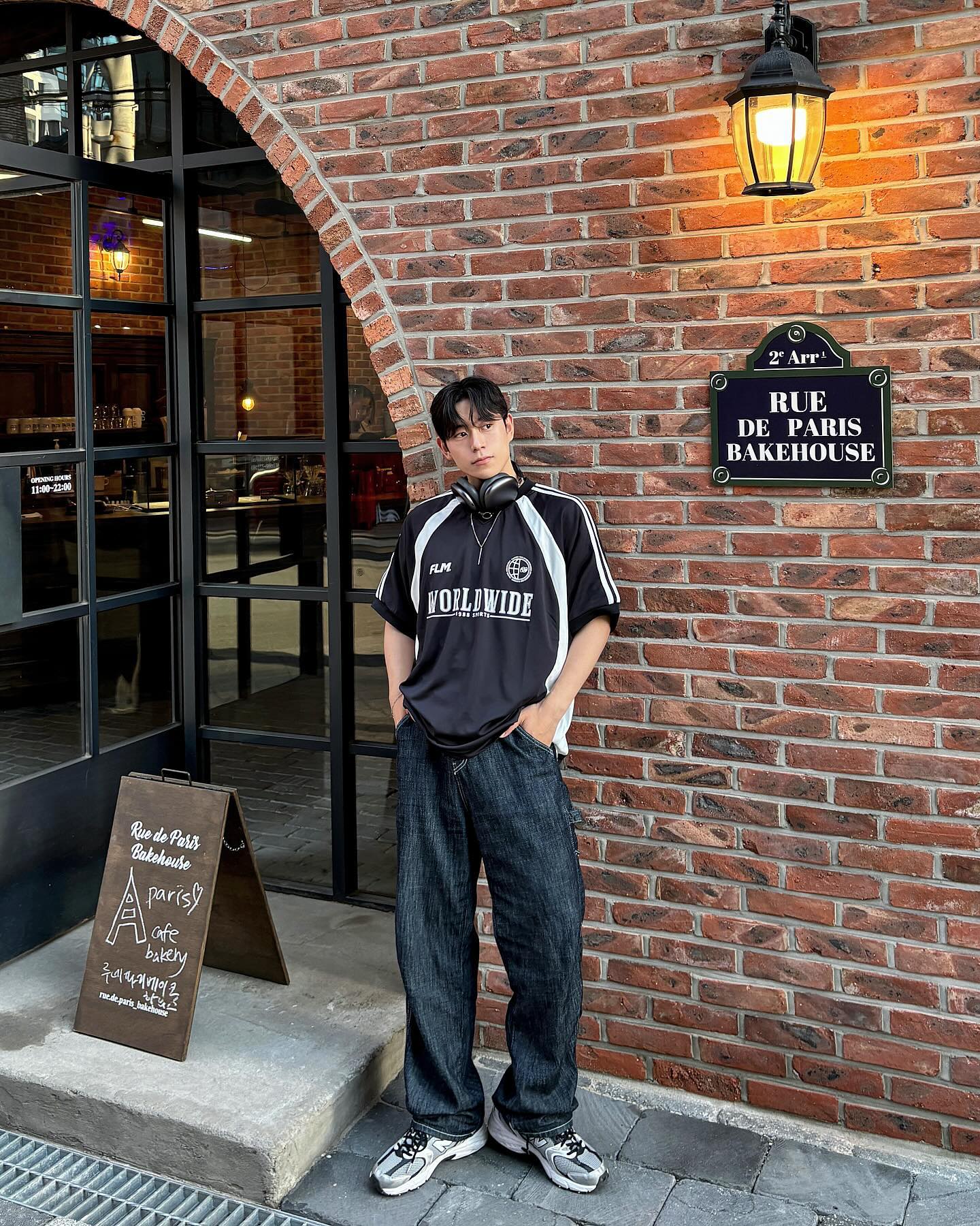 월요일은 너무 어려워,,,🫠

하지만,, 오늘 내일만 출근하면 또 쉬는 날이라구요~!(물론 전 아니지만) 

🏷 이번에 스포티하면서도 블록코어한 느낌의 f.illuminate 클럽 스포츠 저지 티셔츠를 입어봤어요~! 카고 스타일의 와이드 데님팬츠랑 매치한건데..포켓이랑 스트링이 다 가려졌네.. 예쁘고 잘생긴 사람 눈에는 보여요! 🤨

🏷 월드와이드 레터링이 포인트도 되고 레트로한 느낌도 줘서 축제갈 때 입기 딱 좋을 것 같지 않나요!

#필루미 #필루미네이트 #filluminate #제품제공 #반팔 #반팔티 #반팔티추천 #무신사 #무신사스냅크루 #패션인플루언서 #의류광고 #패션모델 #놈코어 #블록코어룩