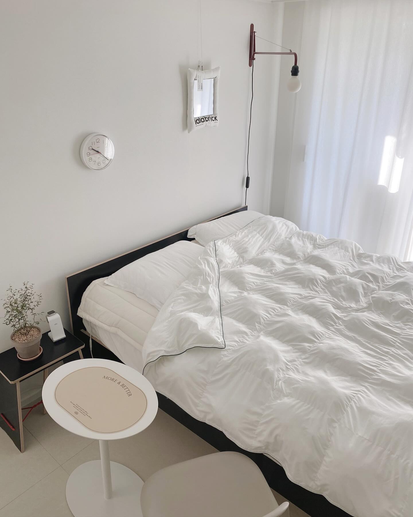 오늘도 자리아 이불에서 꿀잠잤다 🛌

구스 다운의 대체제 프리마로프트 자리아의 비건구스이불 :) 구스보다 가볍고 부드러워요. 자는동안 착 감기는 실키함도 정말 좋더라구요. 특히, 세탁 후 건조기에 돌려보니 전후 차이도 전혀없고 더 뽀송한 이 느낌 너무 좋네요 ㅜ