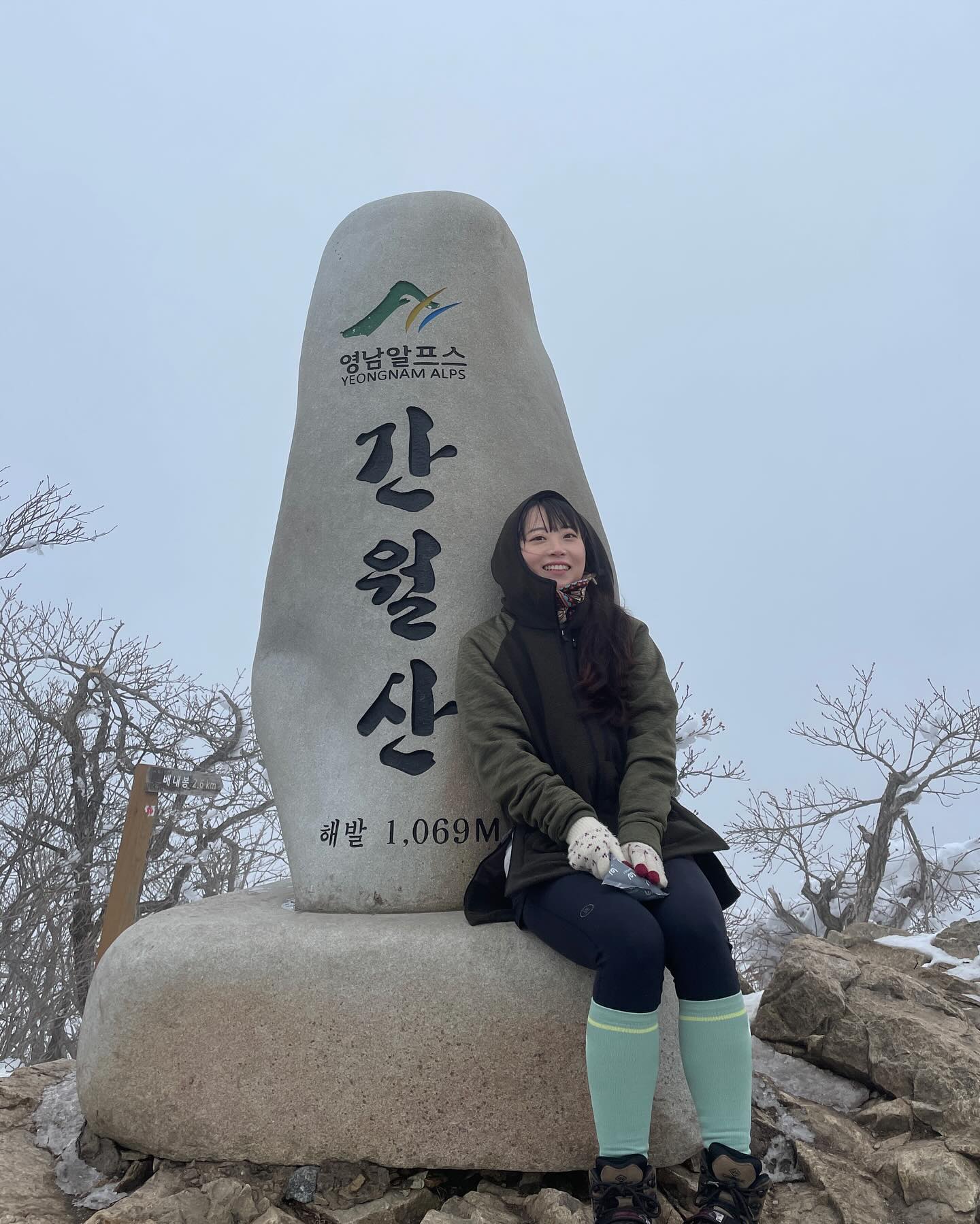 #영남알프스 #간월산 #신불산 #영축산 #완등 

2월 29일(목)
비 소식을 듣고 간월산, 신불산만 다녀오려고 했는데
휴게소에서 식사중에 바깥을 보니 눈이 내리기 시작하더라🌨️
‘눈이면 좋지~’ 라며 이날의 리더였던 내가 영축산까지 가자고했다
그러나 신불을 지나 영축으로 가는길에 눈싸대기 공격이 시작됬다😖
영축까지갈수록 눈은 어마무시하게 내렸고 워치는 수명을 다했다😭
힘들었던 구간은 딱! 말할 수 있다 바로 영축~지산마을 하산로,,
하산 후 택시안에서 골아떨어진 친구들을 보니(귀엽)
나를 믿고 따라와줌에 고마운 마음이 벅차올랐다🥹
고된 산행이었지만 그만큼의 크디큰 추억을 만들었던 날이다💛
(카메라맨님께도 무한감사를 드립니다🙏🏻)

📍 사슴농장~간월산~신불산~영축산~지산마을
🚗 배내2공영주차장(지산마을~배내 택시비 3만원 정도)
⛰️ 한 17km 정도였으려나.. 등산 8시간/식사 1시간

1일 3산은 결코 쉽지 않다!
올해는 최단코스, 추천코스로 영알을 다녀왔지만
내년에는 1산씩 색다른 코스로 영남알프스를 다녀와야지💪🏻
영남알프스랑 가까이 살아서 참 좋네☺️ 나능야 산세권 영알세권!!!