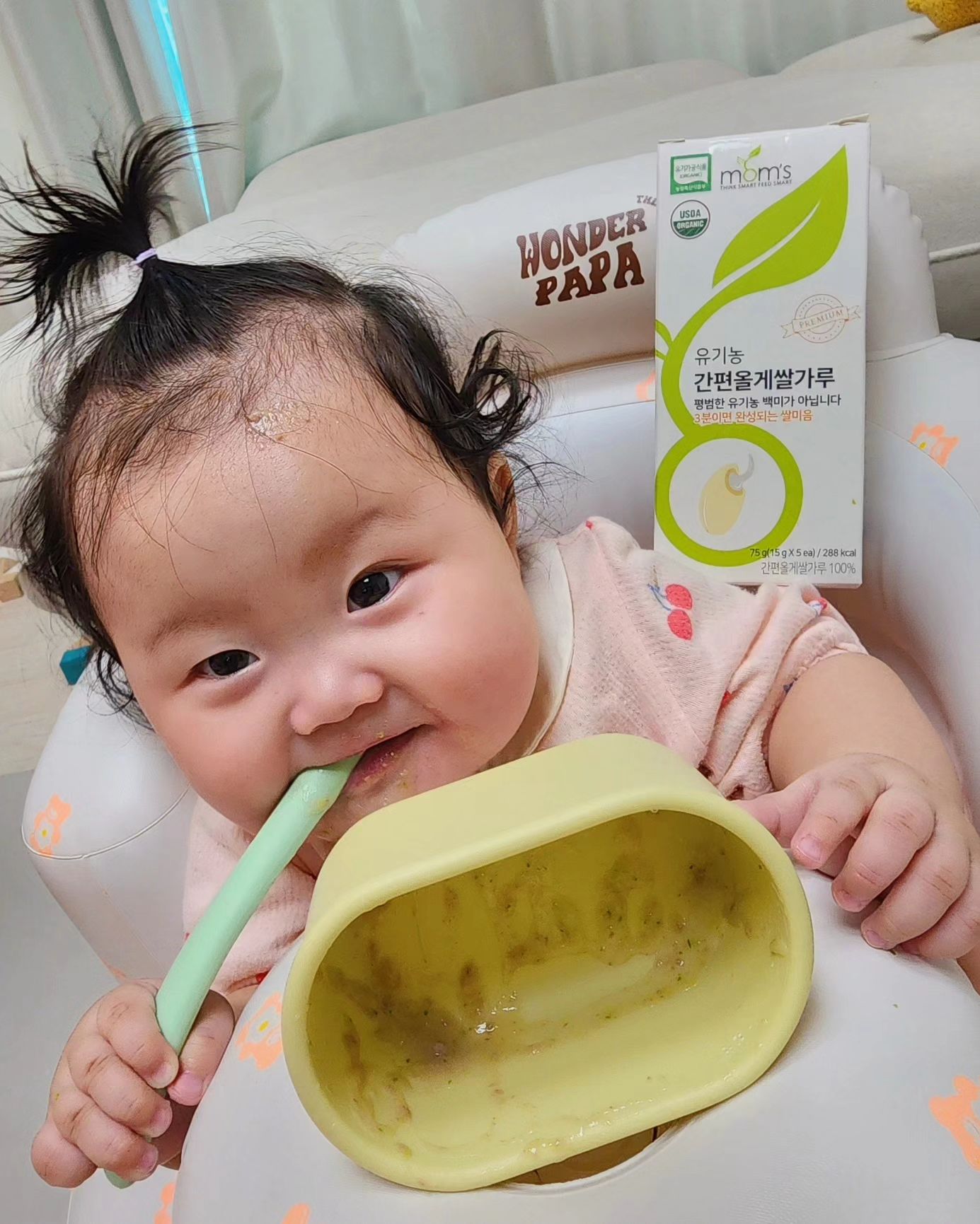 #업체로부터제공받은제품입니다 #스틱이유식쌀가루

안녕하세요🖐🏻 서윤나윤맘이에요ᩚ
오늘은 ɞ맘스 유기농 이유식용 쌀가루ʚ를 들고왔어요

저희 나윤이가 얼마전부터 이유식에 들어갔는데
현재 초기이유식을 먹고 있어요໊
저는 쌀가루로 만드는게 편하더라구요｡·͜·｡

✰맘스 유기농 쌀가루는요✰

유기가공인증을 인증받아 믿고 먹을수 있어요
소중한 내 아기가 먹는건데 아무거나 먹일순 없죠❣

올게발아현미를 사용하여 아직 이유식 적응중인 
아가들 소화를 잘되게 해줘요❣

그리고 번거롭지 않고 간편하게 만들어 먹일수 있어요❣
또, 쌀가루에 야채가루가 들어있어 영양만점 .ᐟ.ᐟ

한 상자에 5스틱씩 들어있고요ᩚ
물200ml에 한스틱 넣어 섞고 3-4분만 끓이면 완성ო
우리 나윤이는 걸쭉한걸 좋아해 물 살짝 덜 넣었어요
그리고 야채큐브랑 소고기큐브를 추가로 더 넣어줘봤어요 너무너무 잘먹네요 😊

맘스 유기농 쌀가루 덕분에 너무 편하게 이유식을
만들수 있어요 🫶🏻

구매링크👇🏻
https://c11.kr/mofl
https://smartstore.naver.com/momsfnb/products/4060554033

🏷Thanks to : momsfnb

#유기농이유식 #초기이유식쌀가루 #초기이유식식단표 #초기쌀미음 #간편한이유식 #초기이유식1단계
#초기이유식쌀미음 #쉬운이유식 #아기이유식 #직접이유식 #이유식레시피 #이유식밀키트 #맘스이유식
#맘스쌀가루